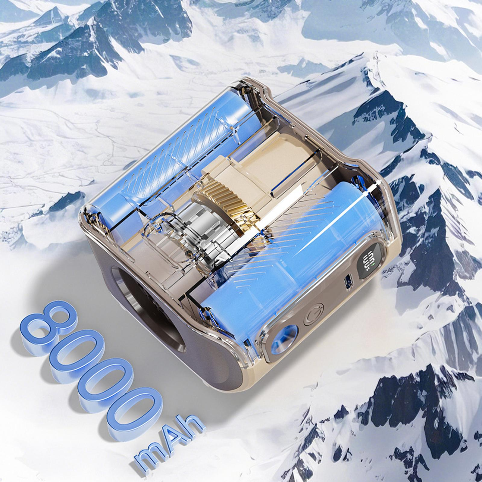 Gerät mit internen Komponenten, blauen Batterien und Bildschirm, vor Bergkulisse.