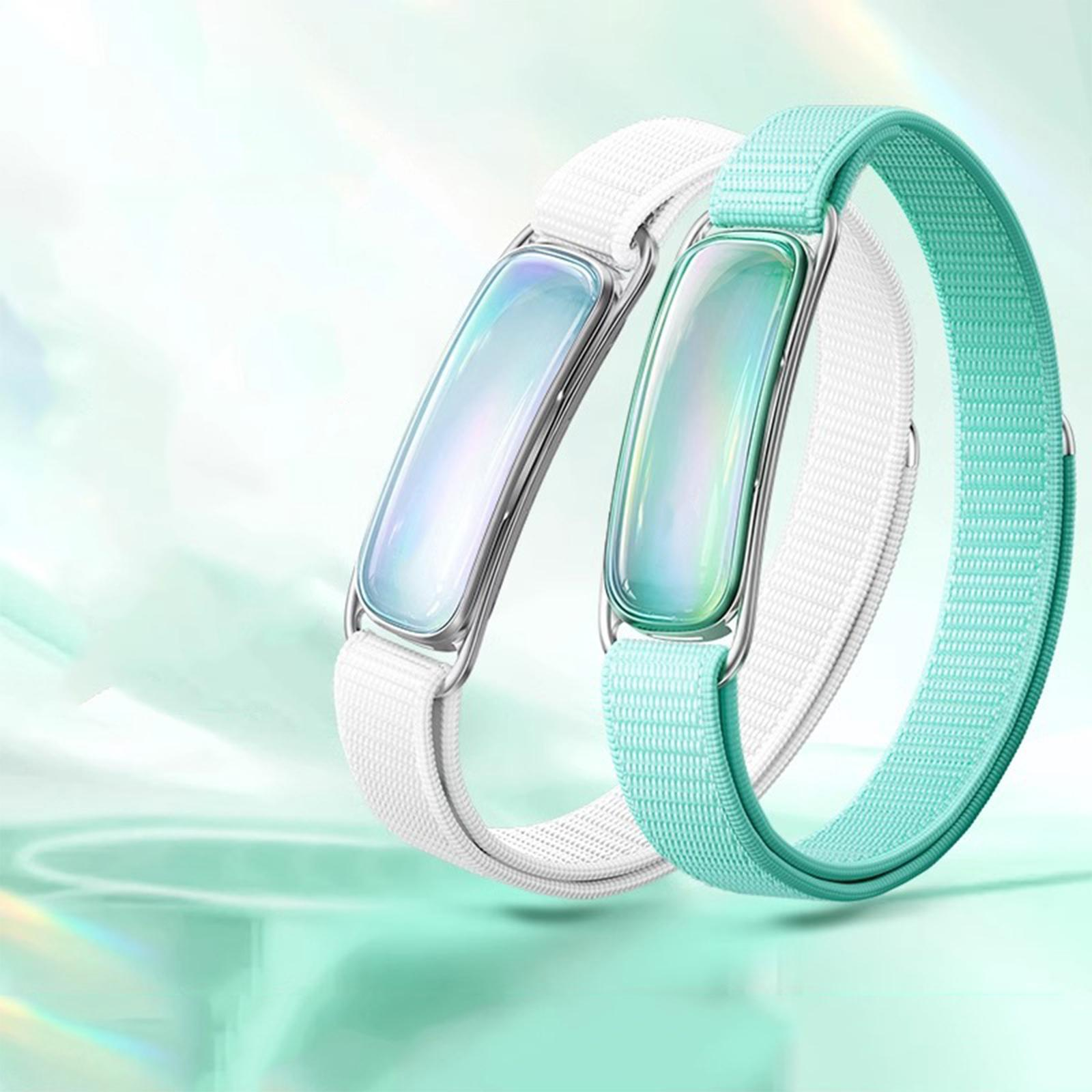 Zwei elegante Armbänder mit Metallakzenten, eines weiß, eines teal, auf schimmerndem, hellgrünem Hintergrund.