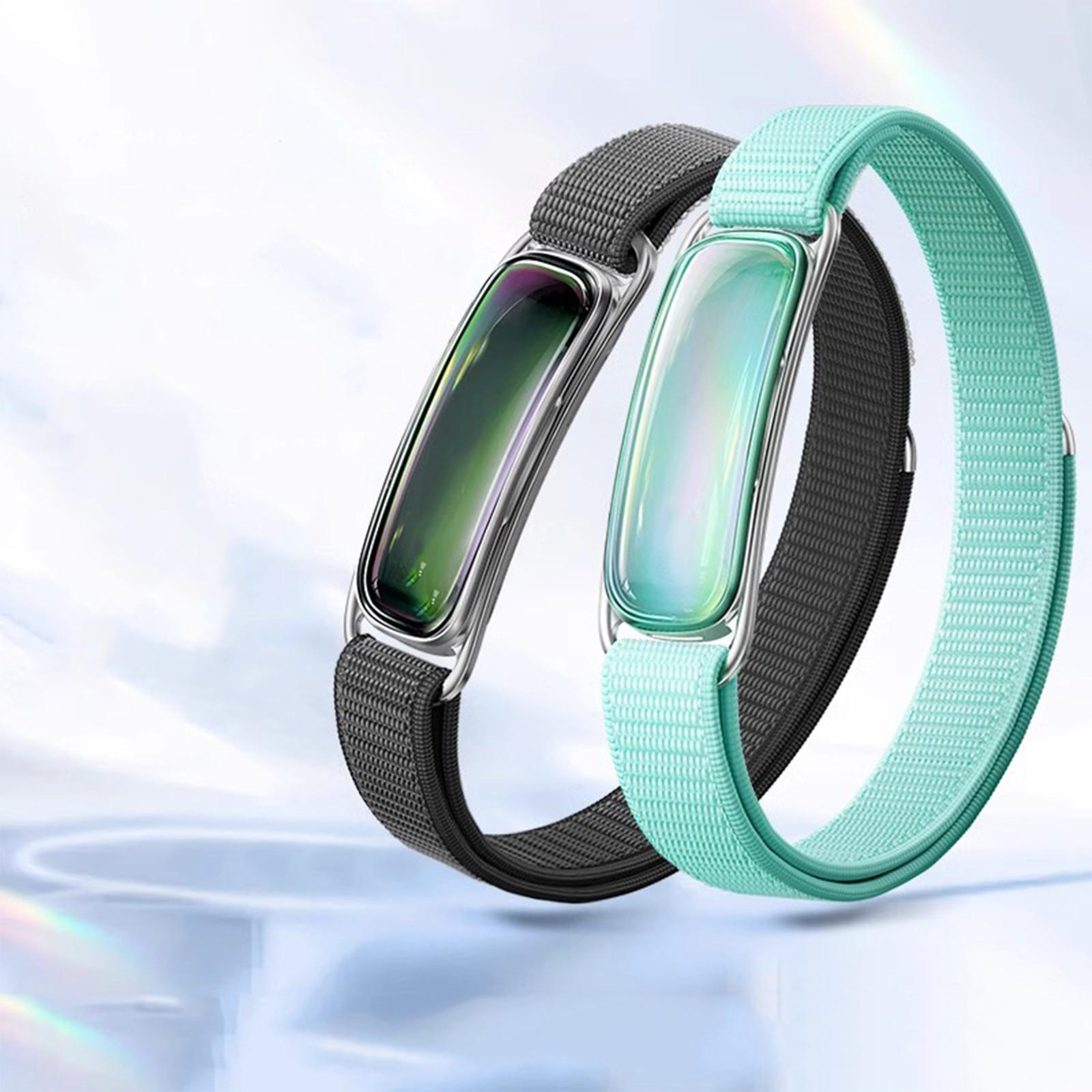 Zwei Smartbands, eines schwarz, eines türkis, mit glänzendem Bildschirm und Stoffbändern.