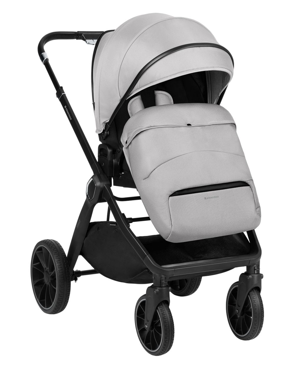 Grauer Kinderwagen mit schwarzem Rahmen. Der Babysitz ist vorne.