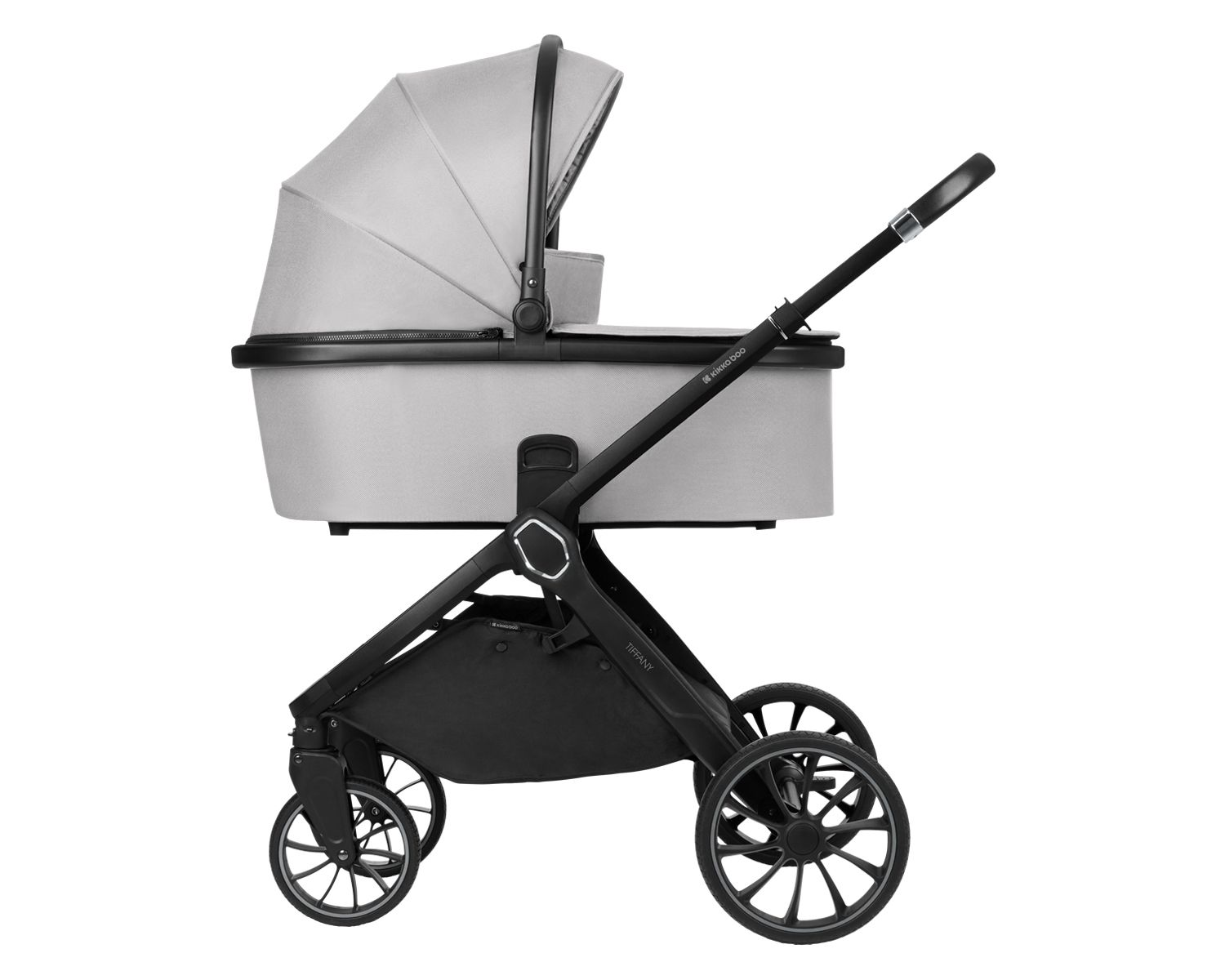 Grauer Kinderwagen im Profil. Schwarzer Rahmen und Räder. Die Marke ist Tiffany.