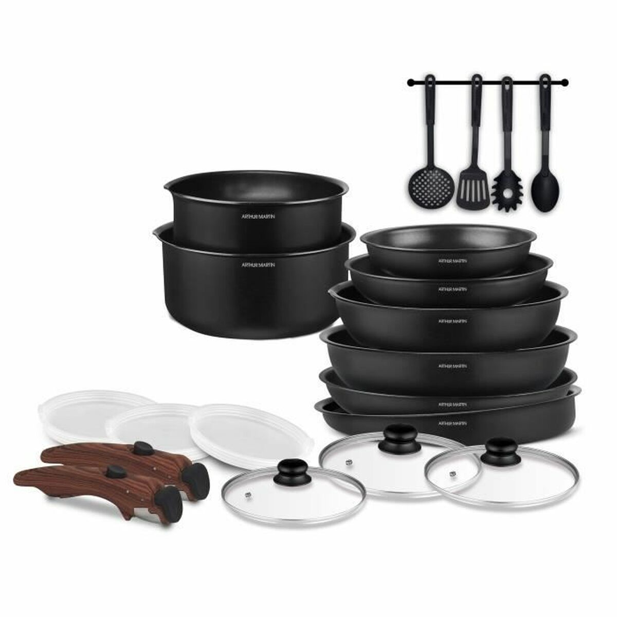 Ein Set schwarzer Kochutensilien mit Deckeln und Utensilien auf weißem Untergrund.