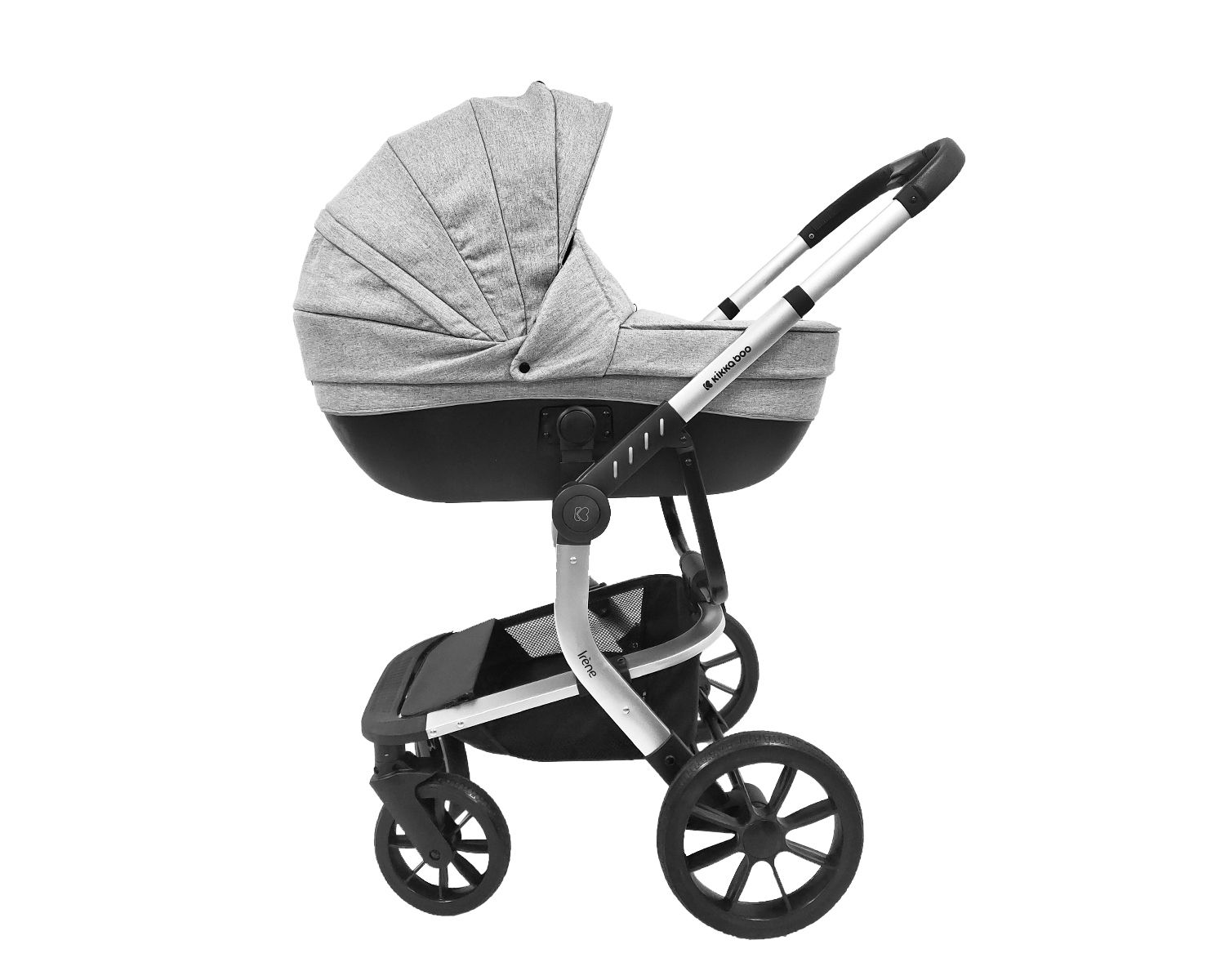 Grauer Kinderwagen mit schwarzer Babywanne, schwarzem Rahmen und Rädern und weißem Hintergrund.