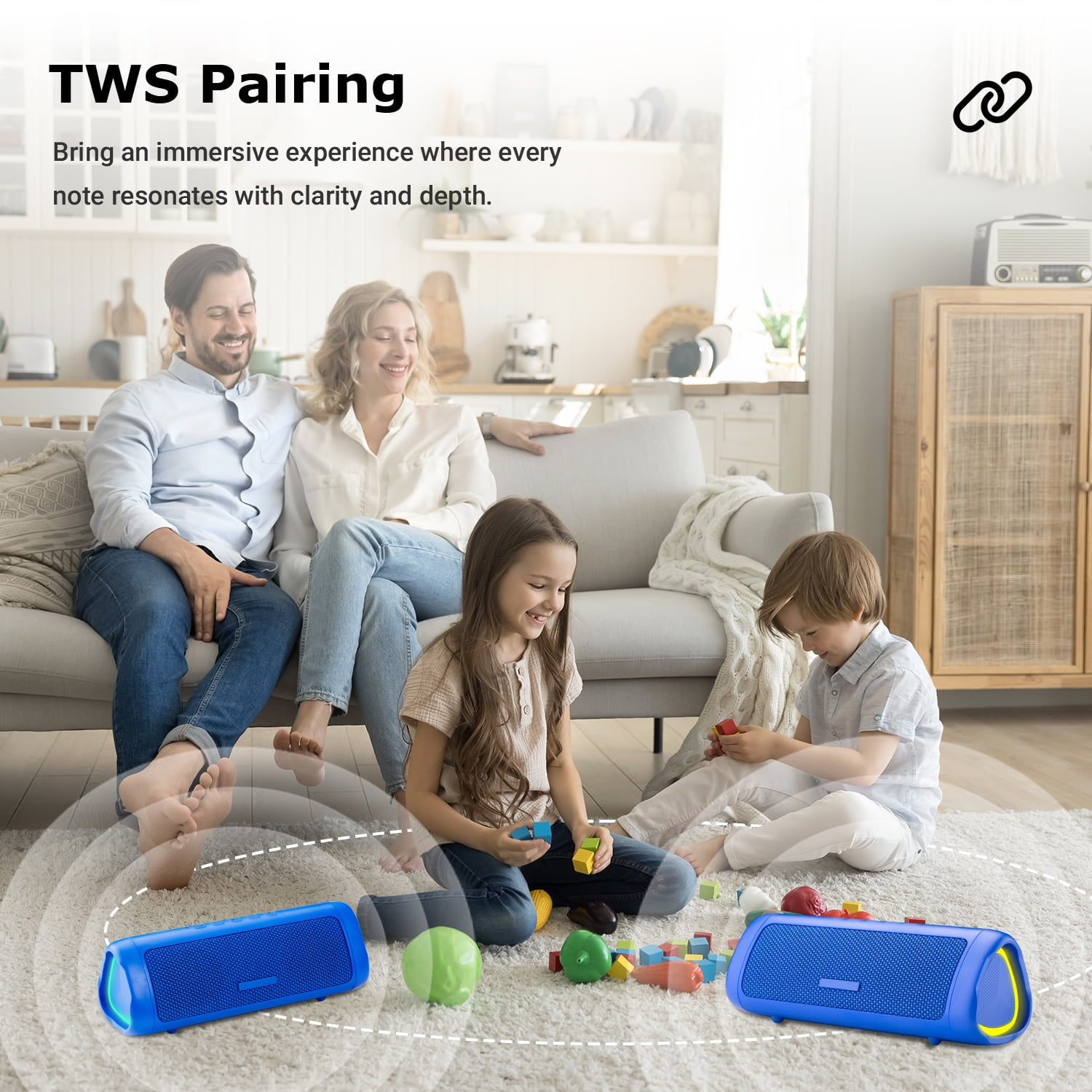 Familie mit zwei Lautsprechern. Text lautet 'TWS Pairing' und die Lautsprecher sind blau.