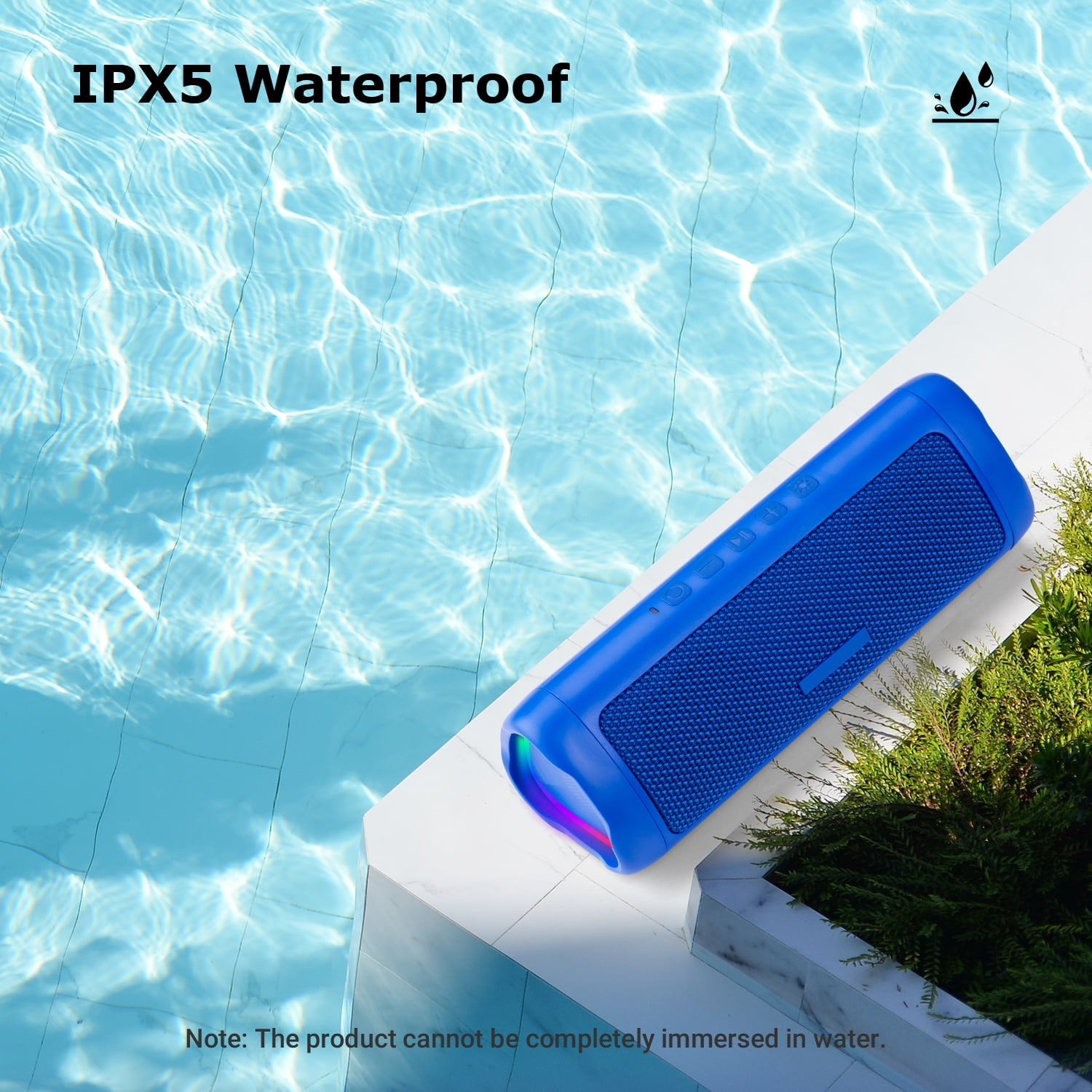 Ein blauer tragbarer Lautsprecher auf einer weißen Oberfläche in der Nähe eines Pools.