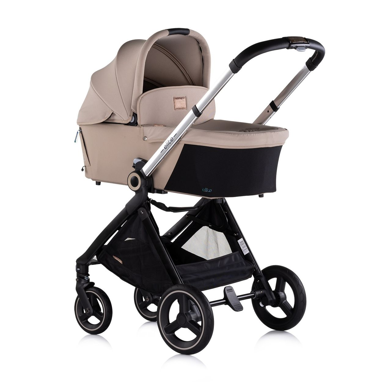 Ein beiger Kinderwagen mit schwarzem Rahmen und einem schwarzen Korb. Der Griff ist silberfarben.
