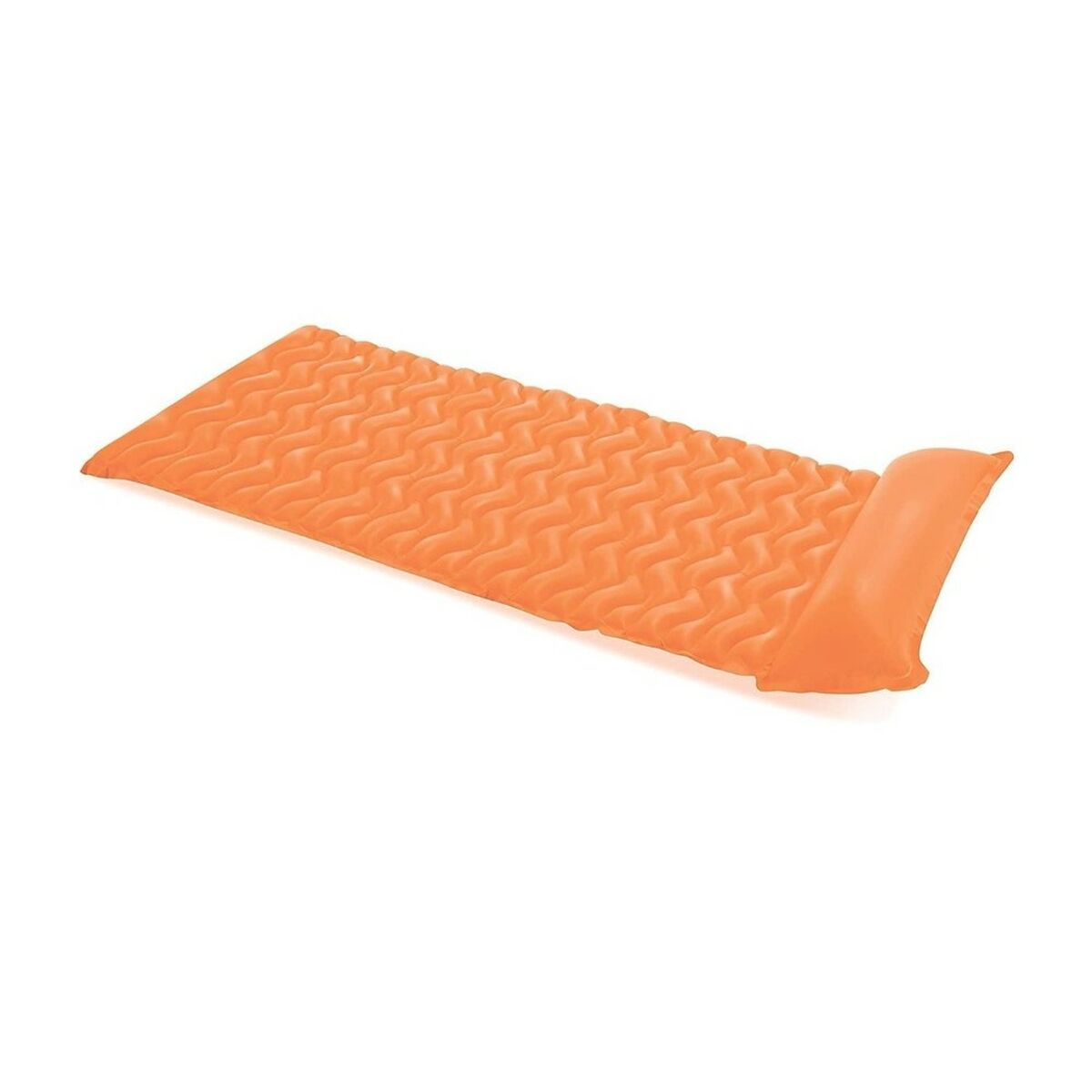 Eine orangefarbene Pool-Schwimmmatratze mit Kissen, auf weißem Hintergrund.