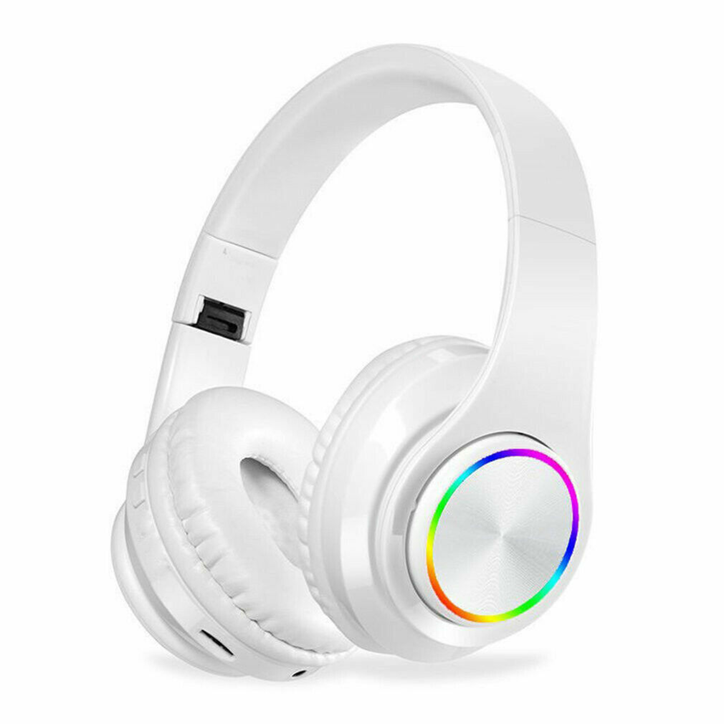 Weiße Over-Ear-Kopfhörer mit silbernem Mittelteil an den Ohrmuscheln und einem regenbogenfarbenen Ring darum.