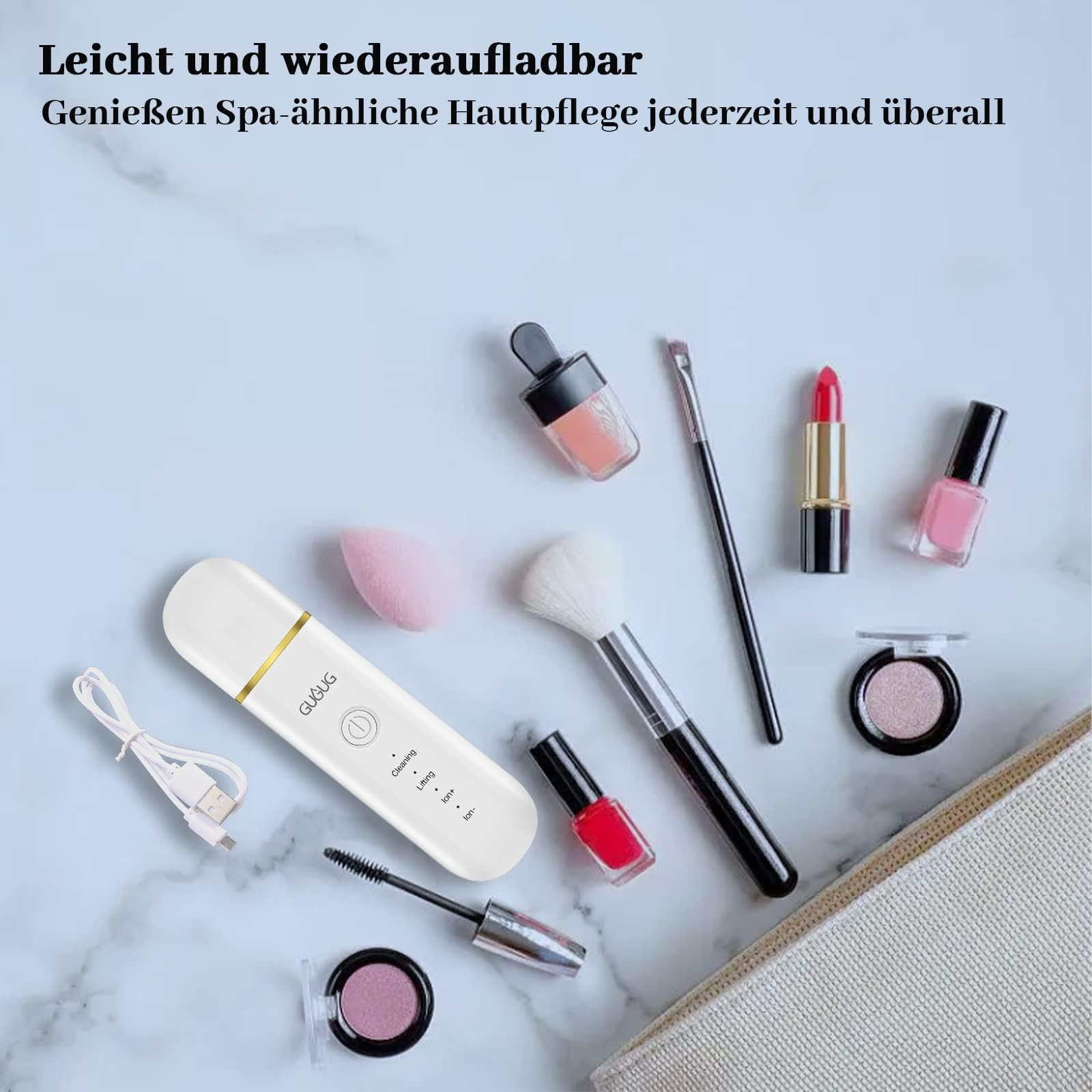 Verschiedene Make-up-Artikel und ein Gesichtsreinigungsgerät werden auf einer Marmoroberfläche angezeigt. Weißer Hintergrund.