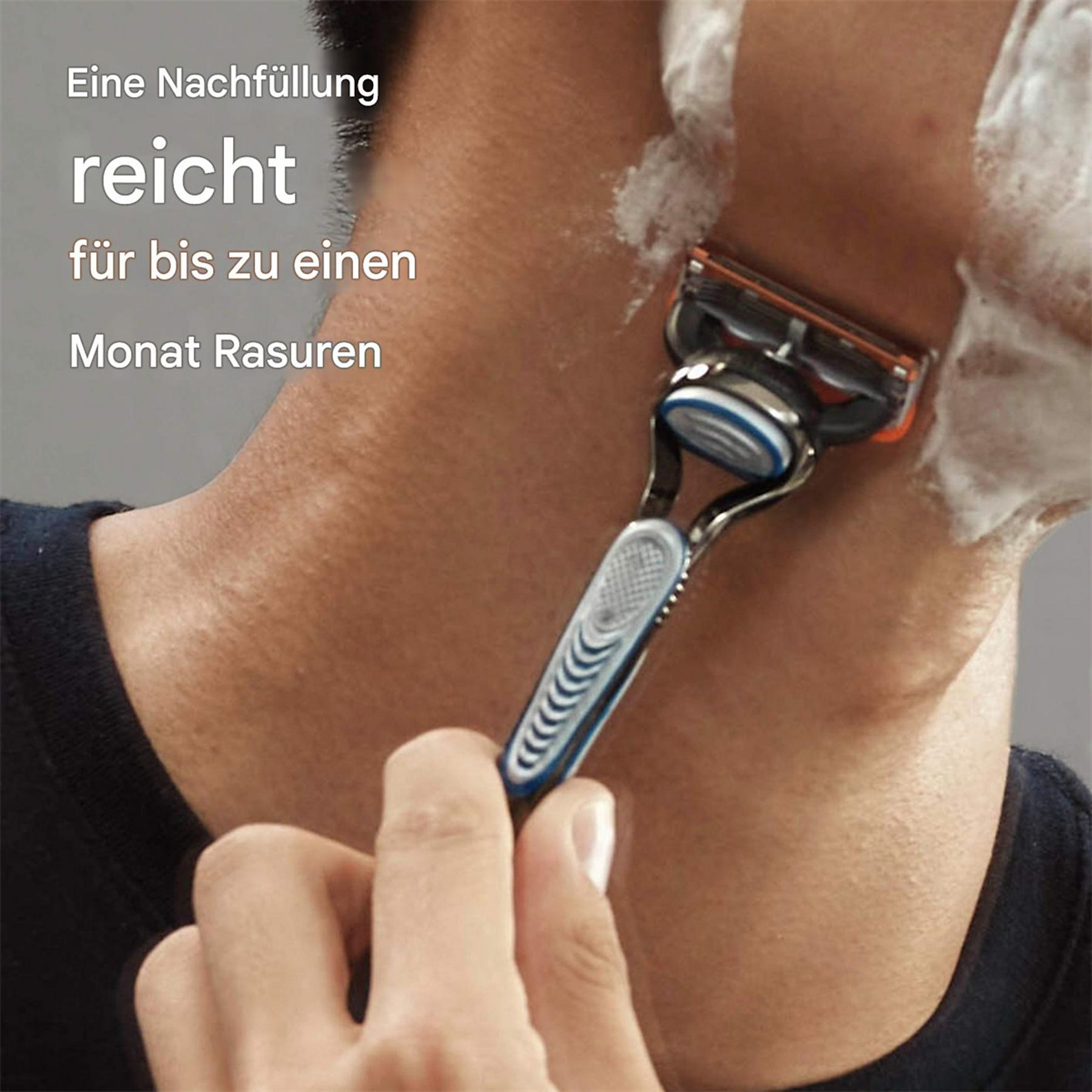 Ein Mann rasiert sich den Hals mit einem Rasierer, Rasierschaum ist sichtbar. Text sagt, eine Nachfüllung hält einen Monat.