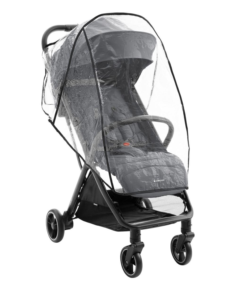 Ein grauer Kinderwagen mit einer transparenten Regenhülle darüber. Er steht auf weißem Hintergrund. Die Räder sind sichtbar.