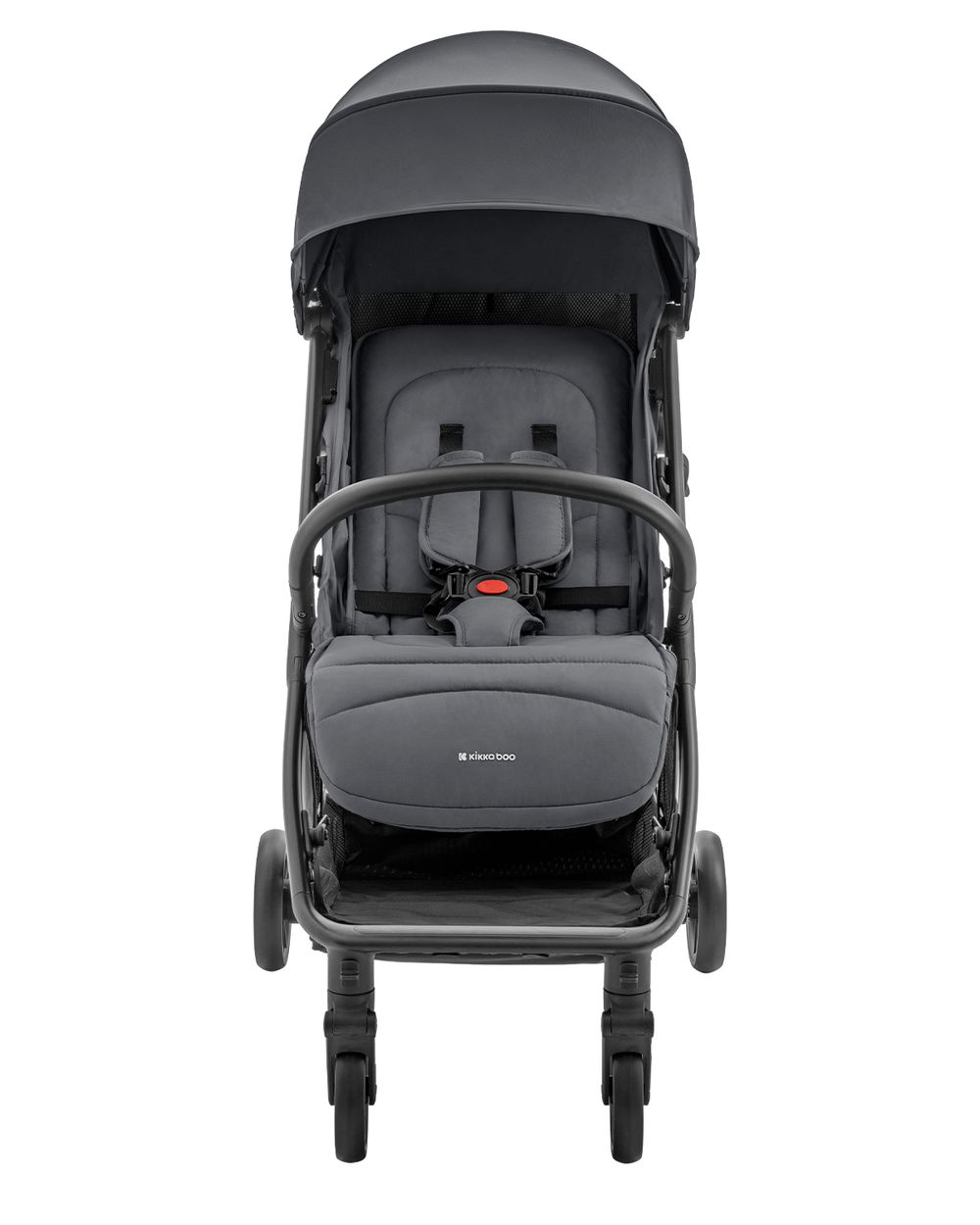 Ein grauer Kinderwagen wird von vorne gezeigt. Er hat einen Sitz, ein Verdeck und einen Sicherheitsgurt mit roter Schnalle.