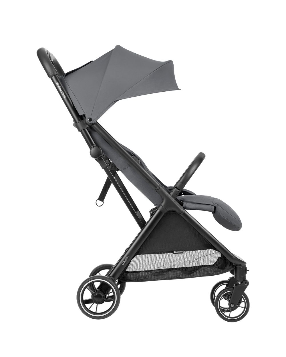 Ein grauer Kinderwagen wird von der Seite gezeigt, mit hochgeklapptem Verdeck und nach vorne gerichtetem Sitz.