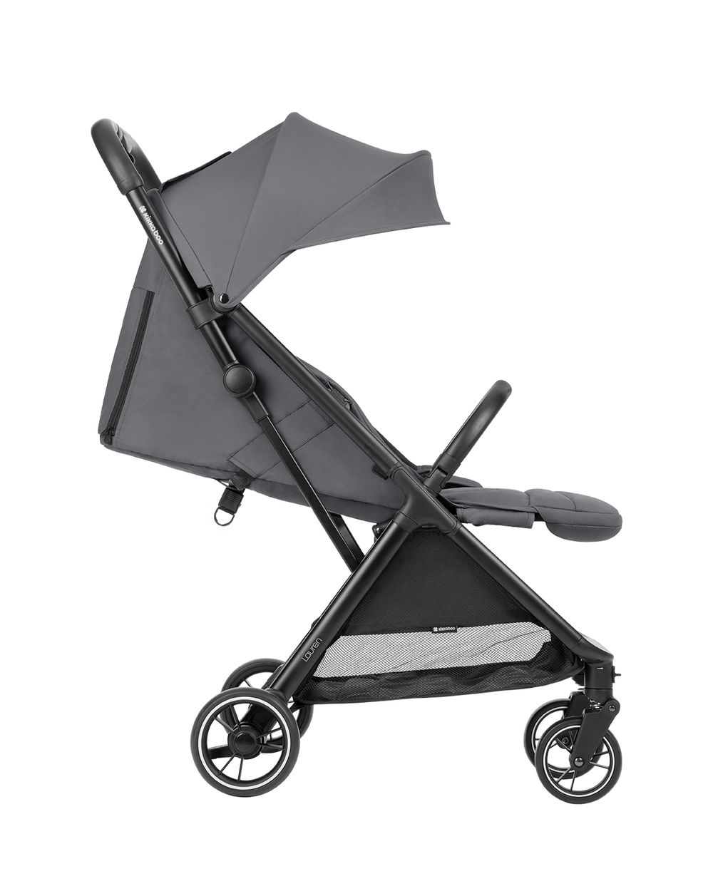 Ein grauer Kinderwagen wird von der Seite mit hochgeklapptem Verdeck gezeigt. Der Kinderwagen steht auf weißem Grund.