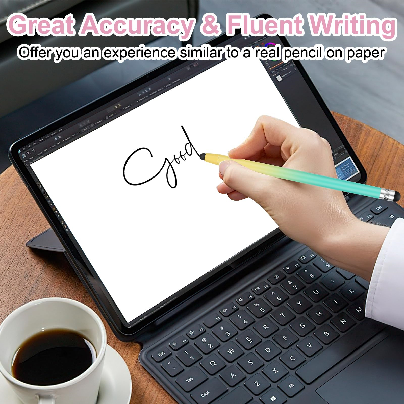 Eine Hand schreibt das Wort "Good" auf ein Tablet mit einem Stift neben einer Tasse Kaffee.