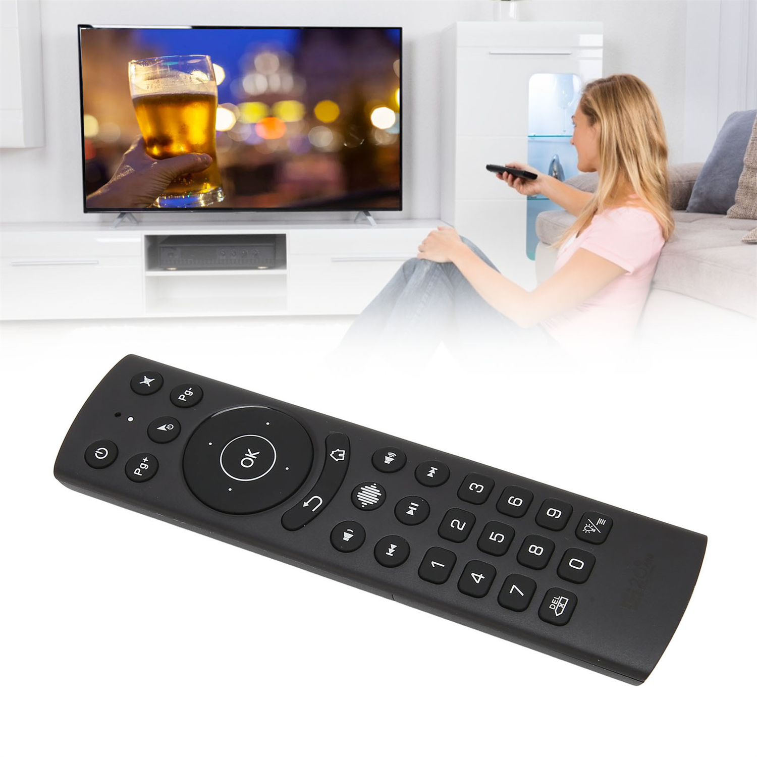 Person schaut fern, hält eine Fernbedienung. Nahaufnahme der Fernbedienung. TV zeigt Mann mit Bier.