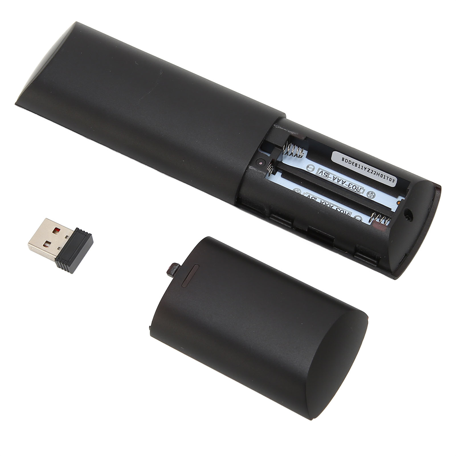 Schwarze Fernbedienung mit geöffnetem Batteriefach und USB-Empfänger.