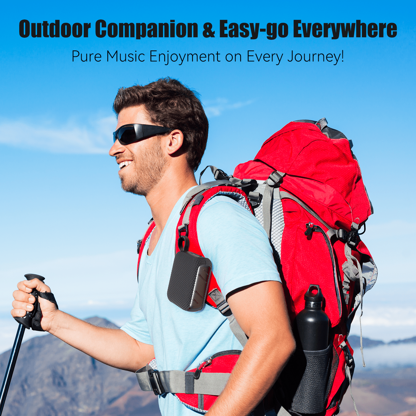 Ein Mann mit Rucksack und Lautsprecher beim Wandern. Blauer Himmel und Berge im Hintergrund.