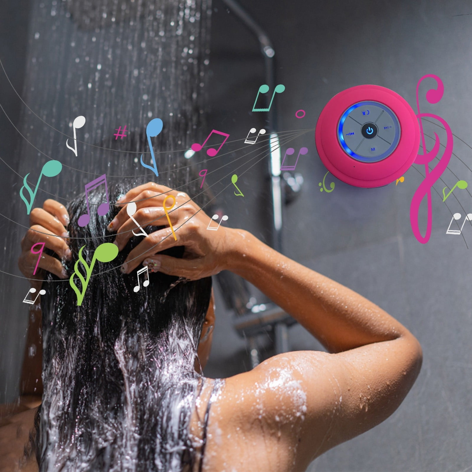 Frau unter der Dusche, hält einen rosa wasserdichten Lautsprecher. Noten schweben um sie herum, was Musik suggeriert.