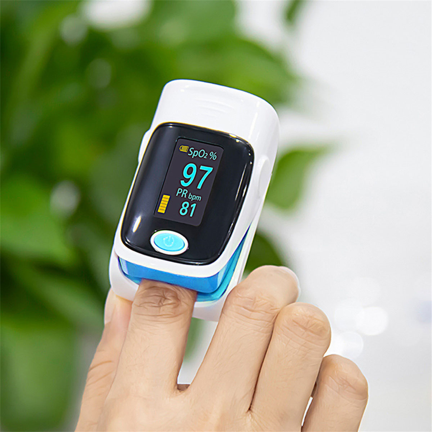Hand mit Pulsoximeter, das 97 % SpO2 und 81 bpm anzeigt. Grüner Hintergrund.