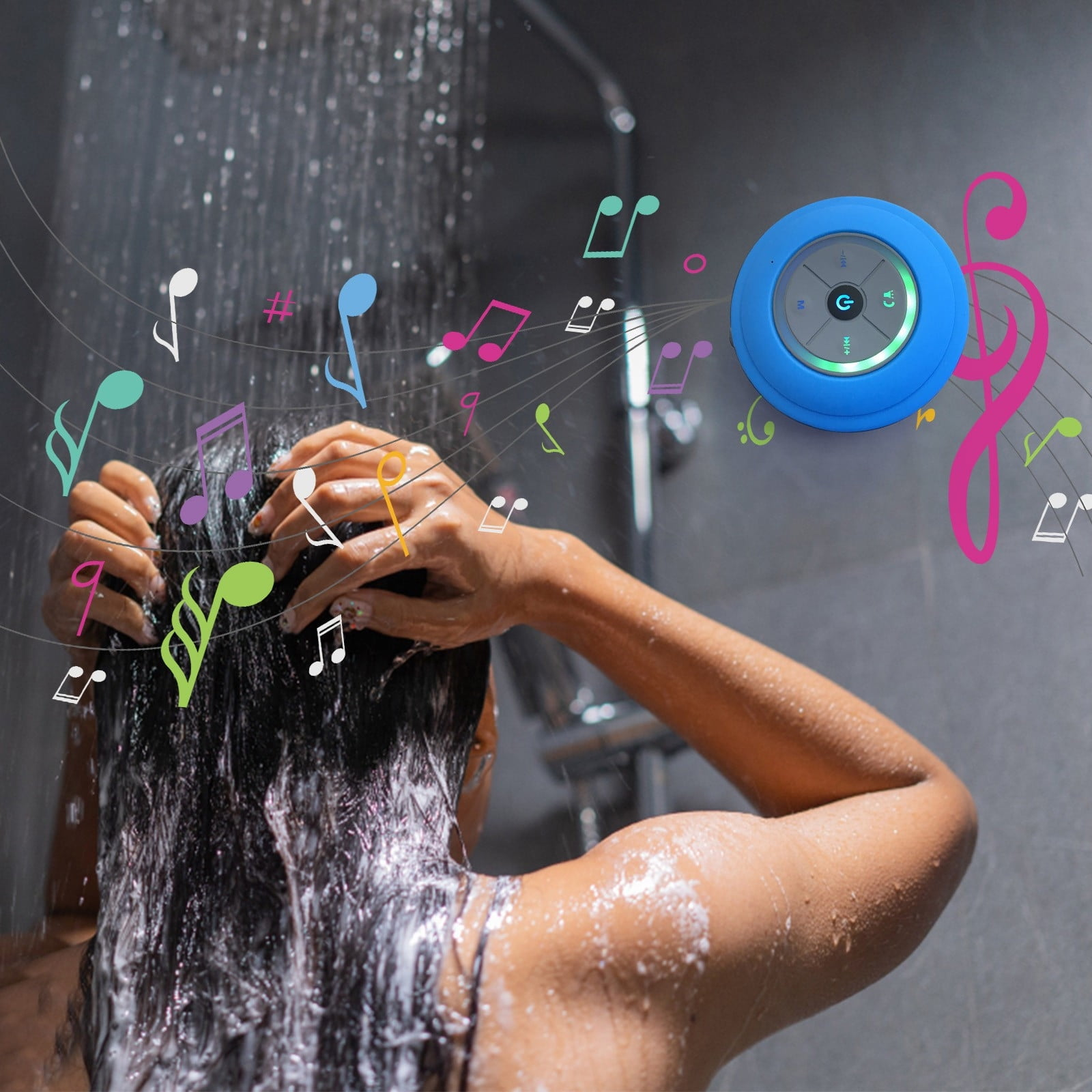 Frau unter der Dusche mit Musik abspielendem Lautsprecher. Musikalische Noten schweben herum.