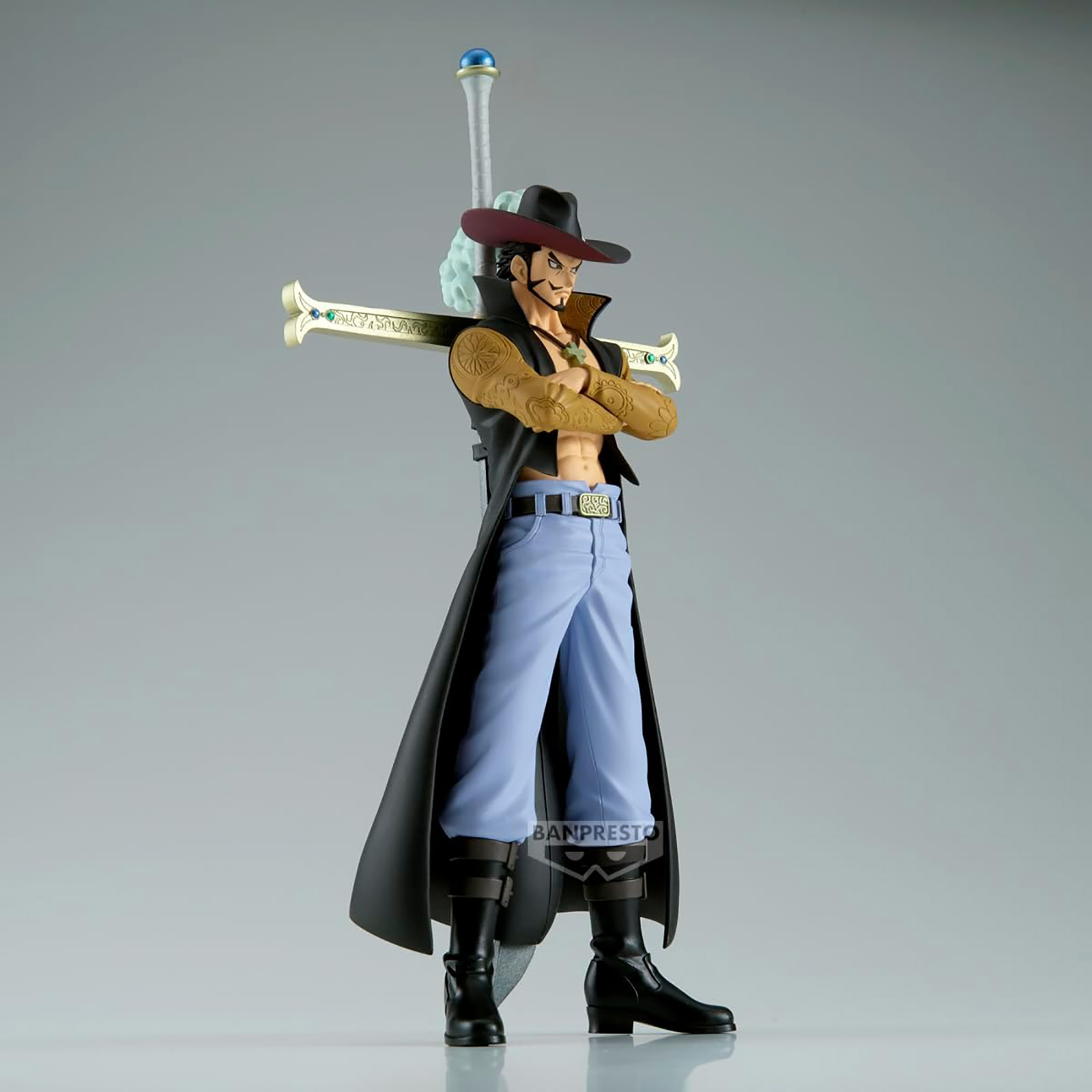 Figura de One Piece de Dracule Mihawk. Lleva abrigo negro, sombrero y espada.