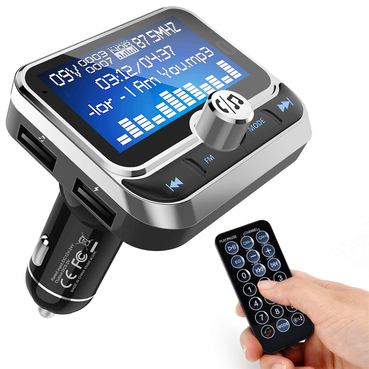 Auto-FM-Transmitter mit Display. Eine Hand hält eine Fernbedienung. Schwarze Farbe.
