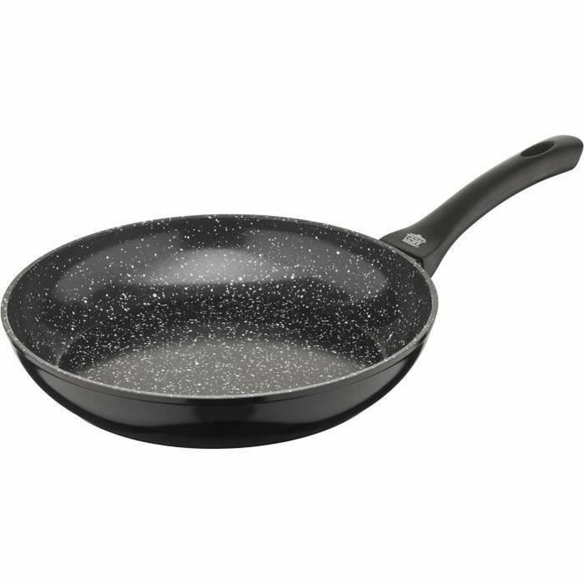 Eine schwarze Bratpfanne mit gesprenkelter Oberfläche, Griff rechts. Weißer Hintergrund.