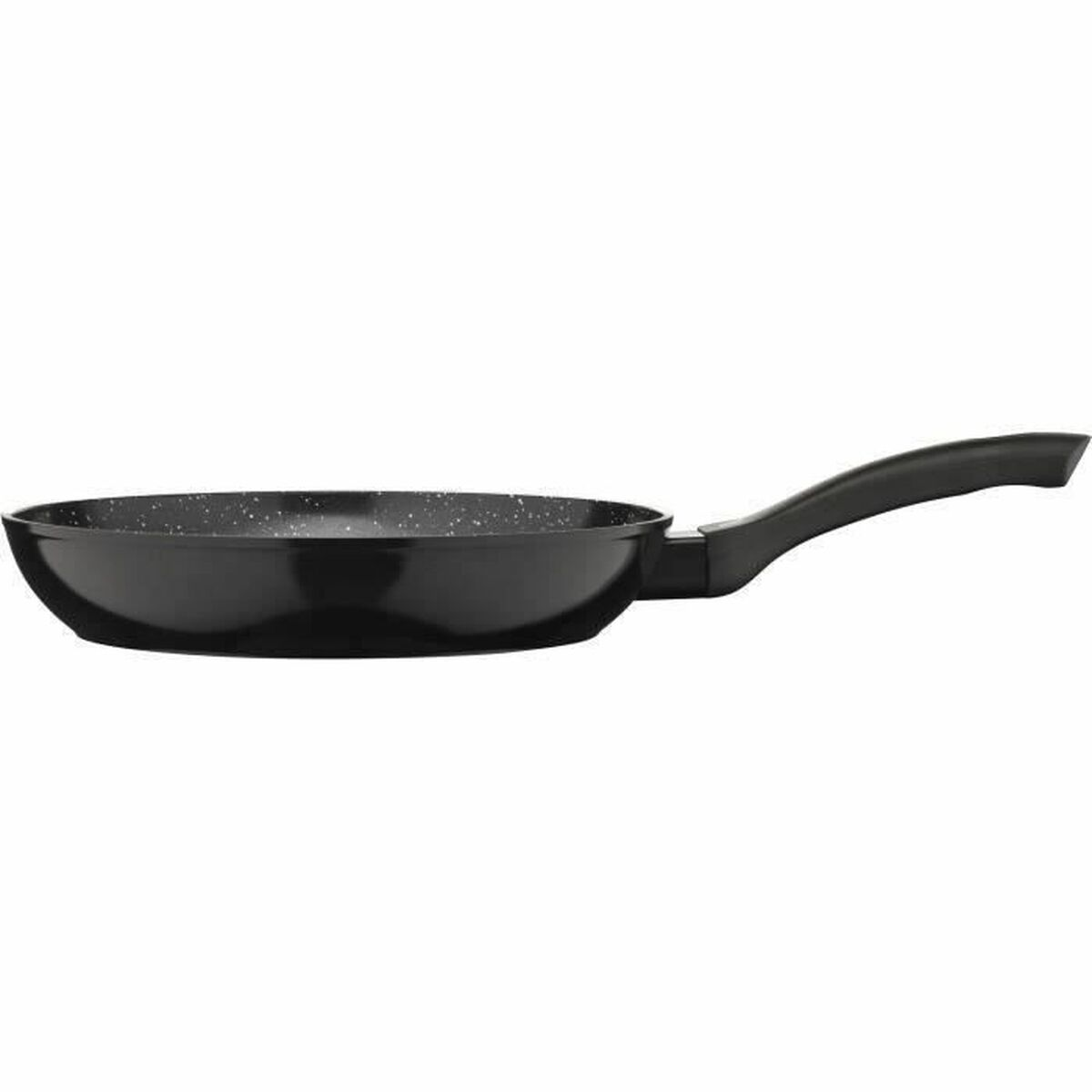 Schwarze Bratpfanne, Griff rechts. Weiß gesprenkelte Oberfläche. Weißer Hintergrund.