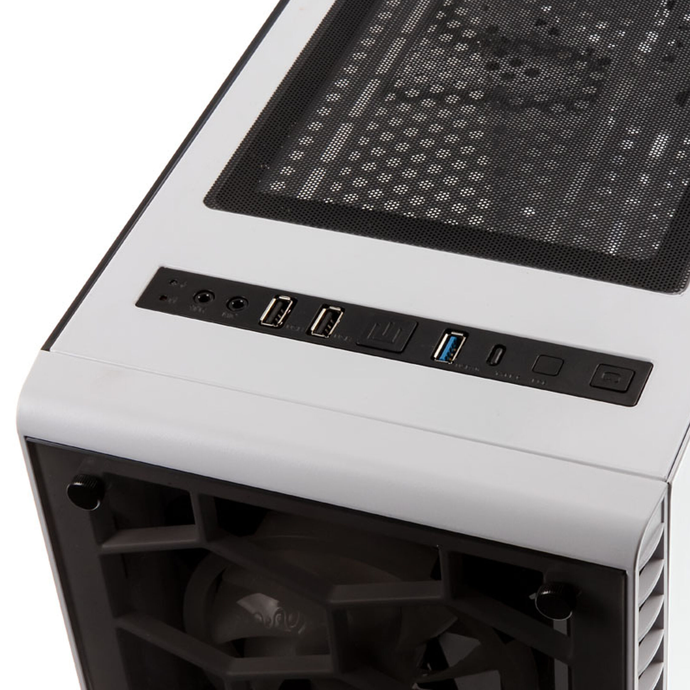 Zbliżenie obudowy komputera. Pokazuje przedni panel z portami USB, zasilania i innymi portami.