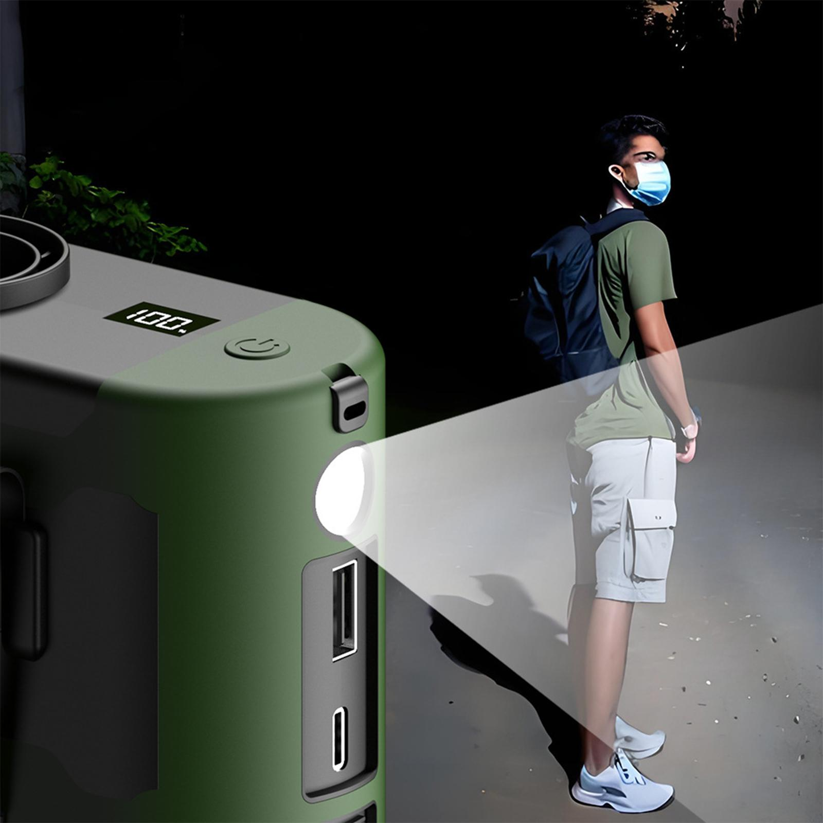 Ein Mann mit Maske geht nachts, im Vordergrund eine grüne Powerbank.