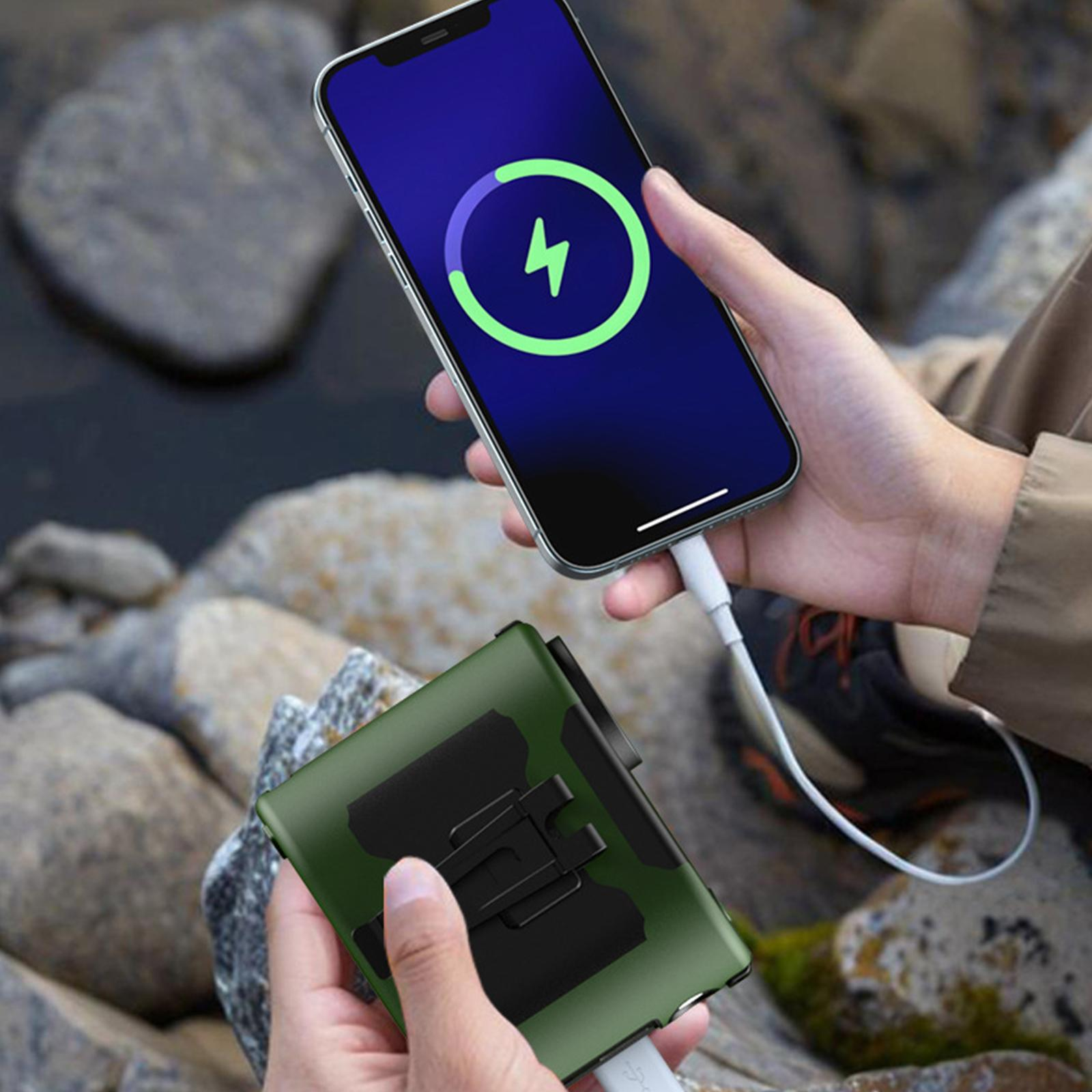 Person hält Handy beim Laden an grüner Powerbank. Handy zeigt Ladesymbol.