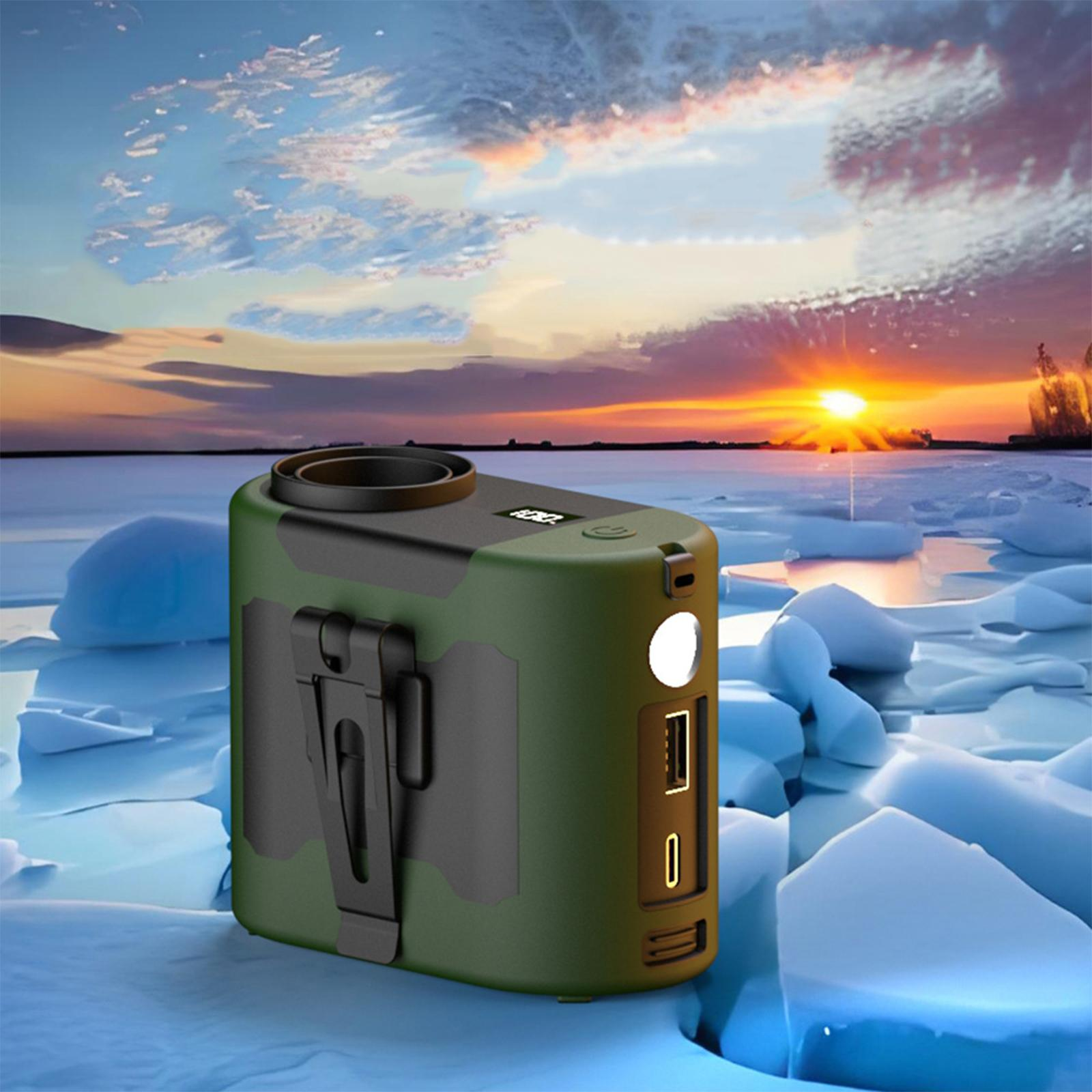Grün-schwarzes Gerät auf Eis, mit Digitalanzeige und Clip. Sonnenuntergang und Eisberge im Hintergrund.