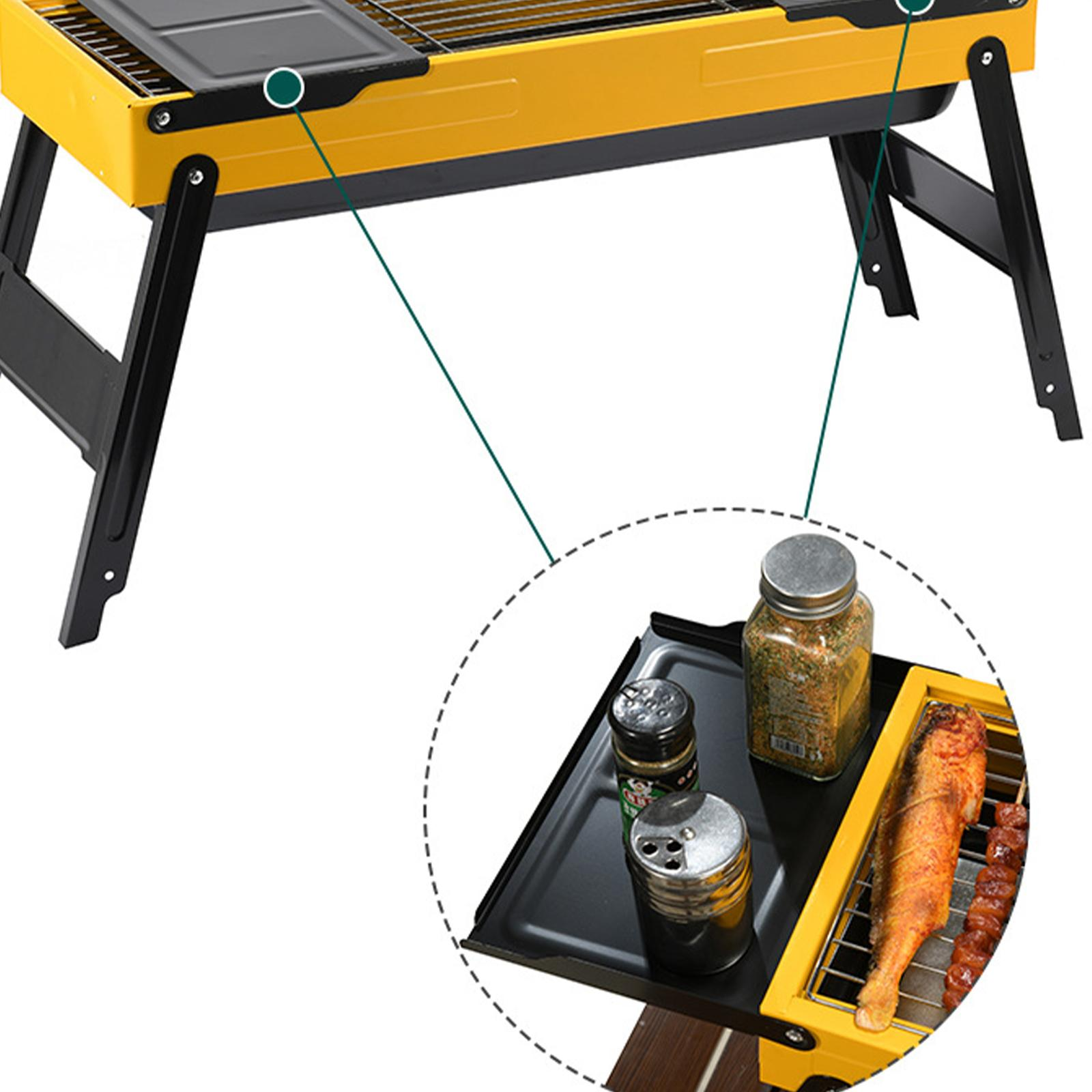 Ein offener gelber Grill mit Essen, das auf dem Grill und einem seitlichen Tablett zubereitet wird.