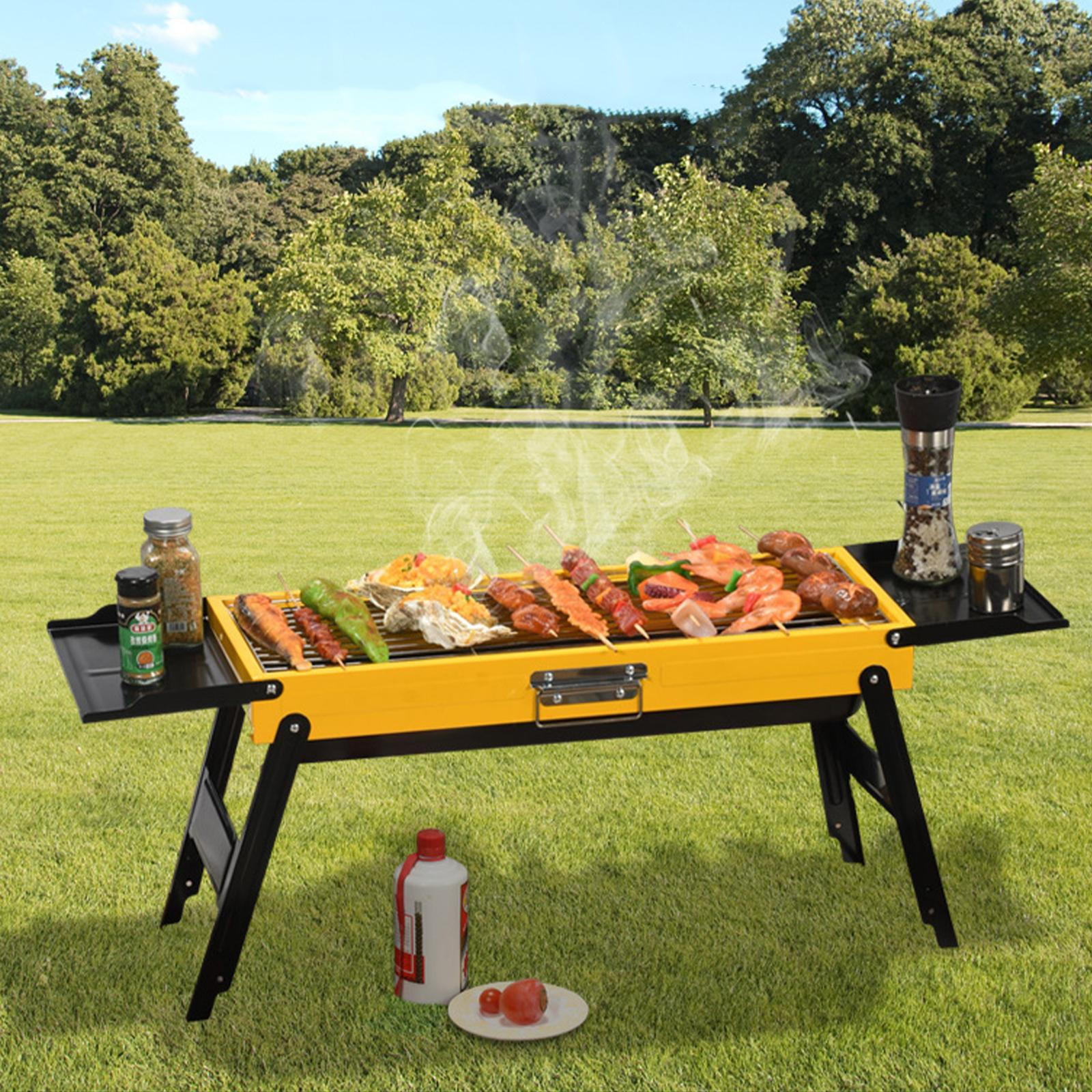 Ein gelber Grill mit Essen, das auf Gras gekocht wird. Enthält verschiedene Speisen.