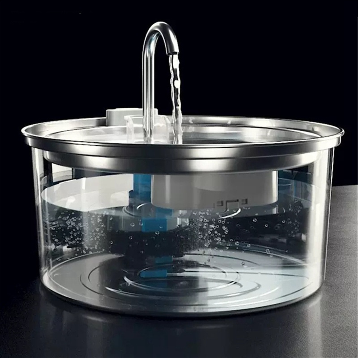 Ein transparenter Trinkbrunnen für Haustiere mit fließendem Wasser.