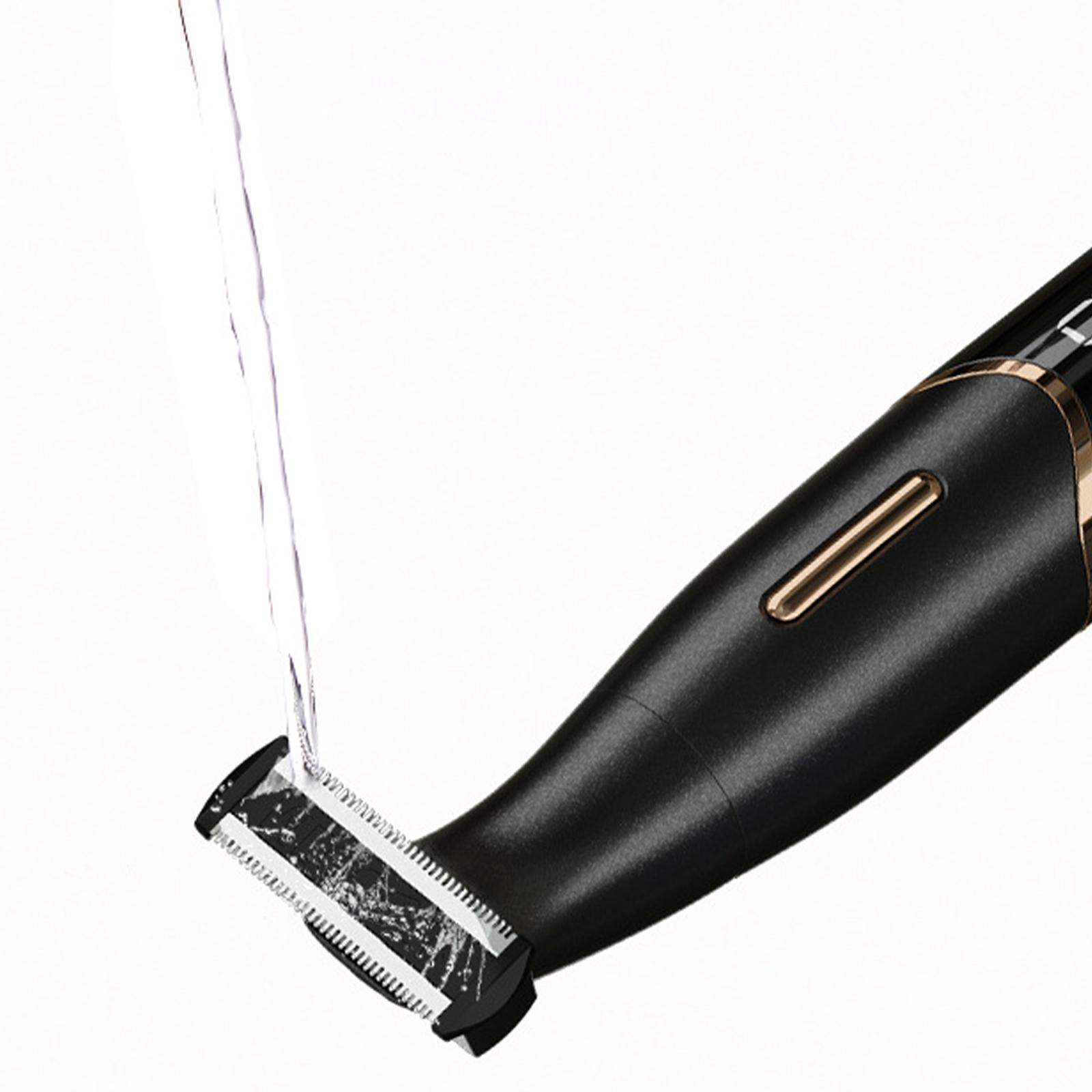 Ein schwarz-goldener Elektrorasierer, über dessen Klingen Wasser läuft. Weißer Hintergrund.