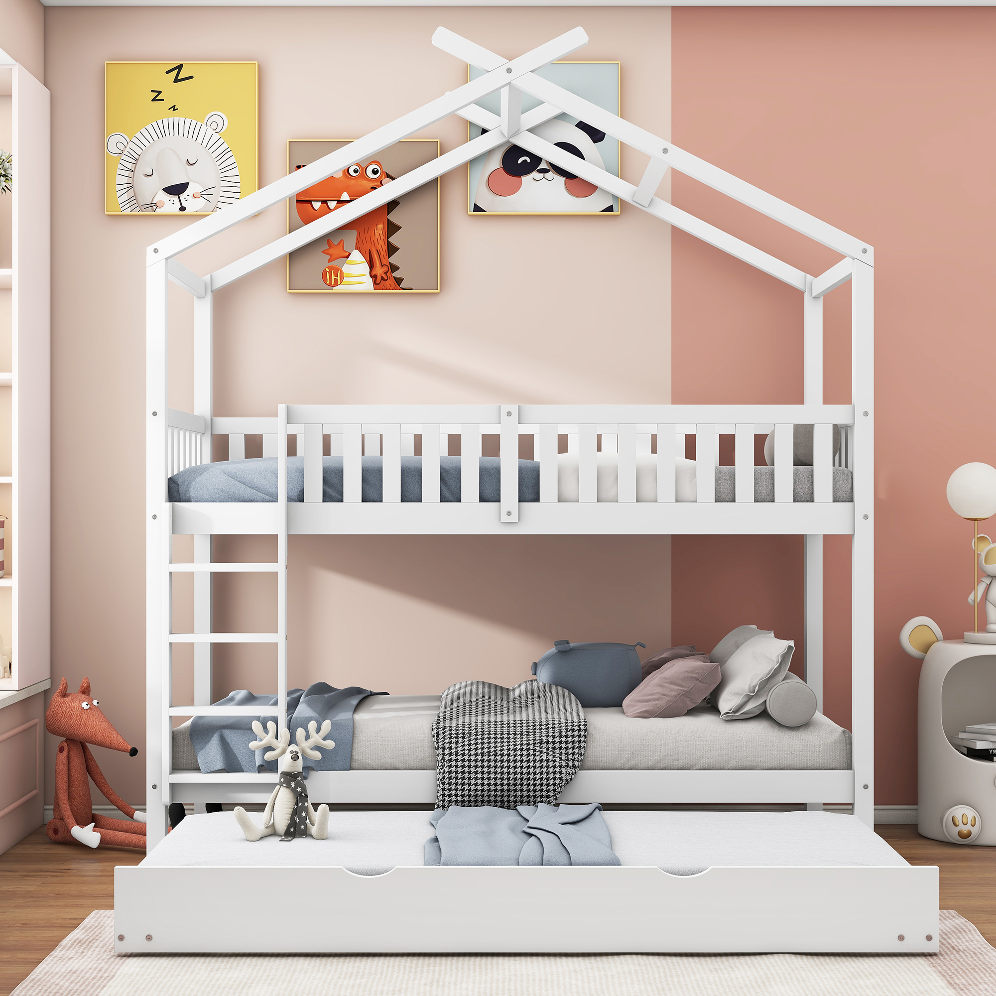 Weißes Etagenbett mit hausförmigem Dach und ausziehbarem Rollbett. Mit Bildern und Spielzeug dekoriert.