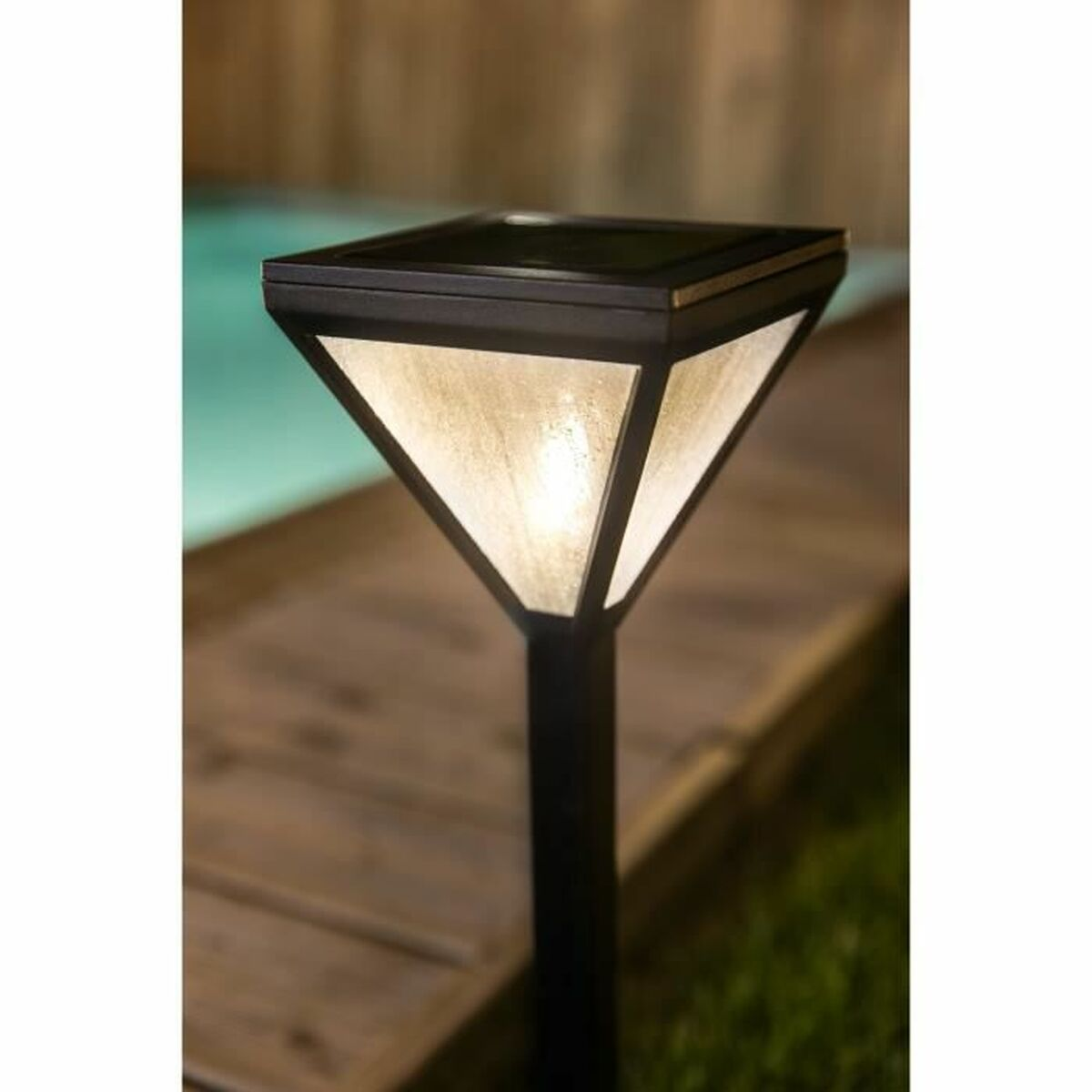Outdoor-Solar-Gartenleuchte mit schwarzem Pfahl und dreieckigem, weißem, Licht emittierendem Oberteil.
