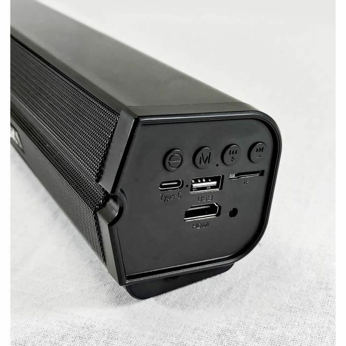 Schwarze Lautsprecherleiste. Hat verschiedene Eingangsanschlüsse: Typ-C, USB, HDMI und Knöpfe.