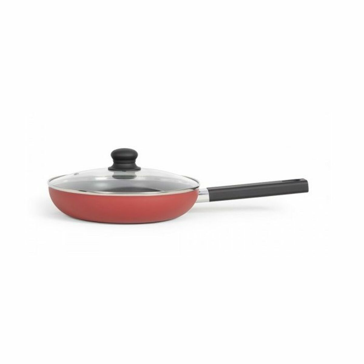 Rote Bratpfanne mit Glasdeckel und schwarzem Griff. Liegt vor weißem Hintergrund.