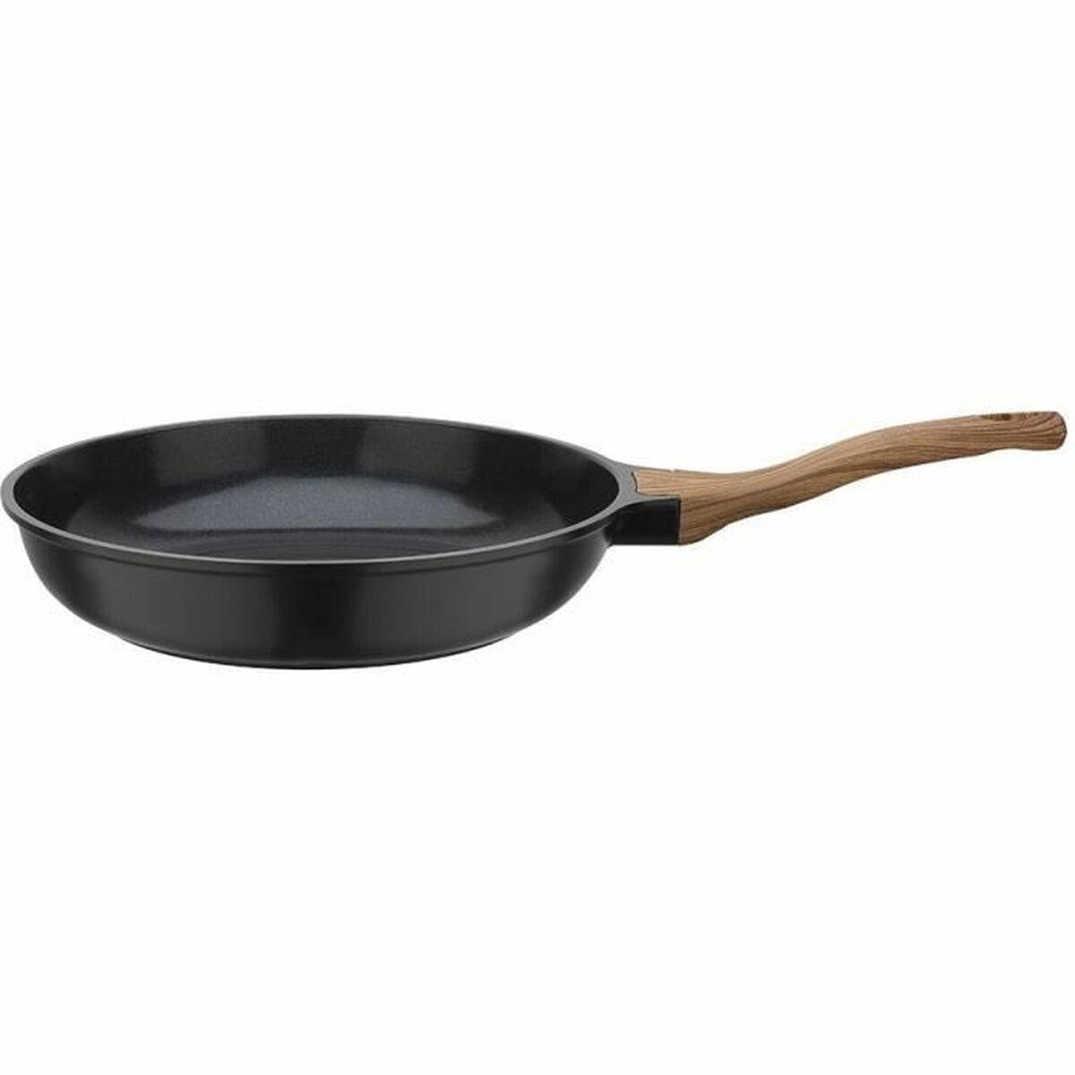 Schwarze Bratpfanne mit Holzgriff. Hat schwarzes Innere und ist auf weißem Hintergrund.