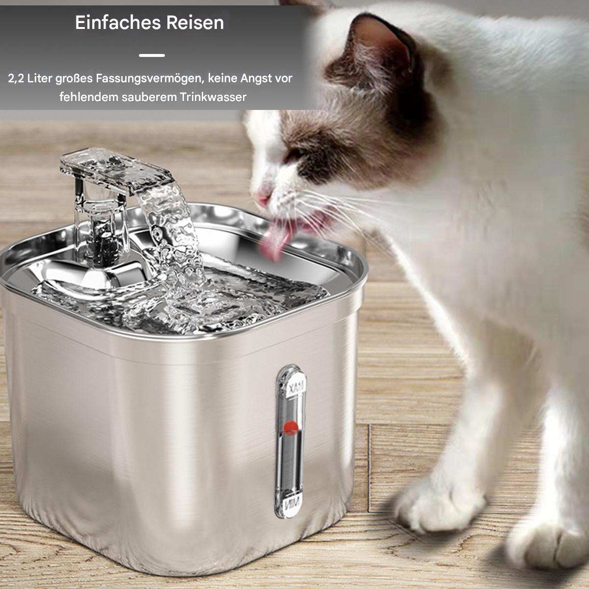 Katze trinkt Wasser aus einem Edelstahl-Haustierbrunnen. Text: Einfaches Reisen, 2,2 Liter, keine Angst vor schmutzigem Wasser.