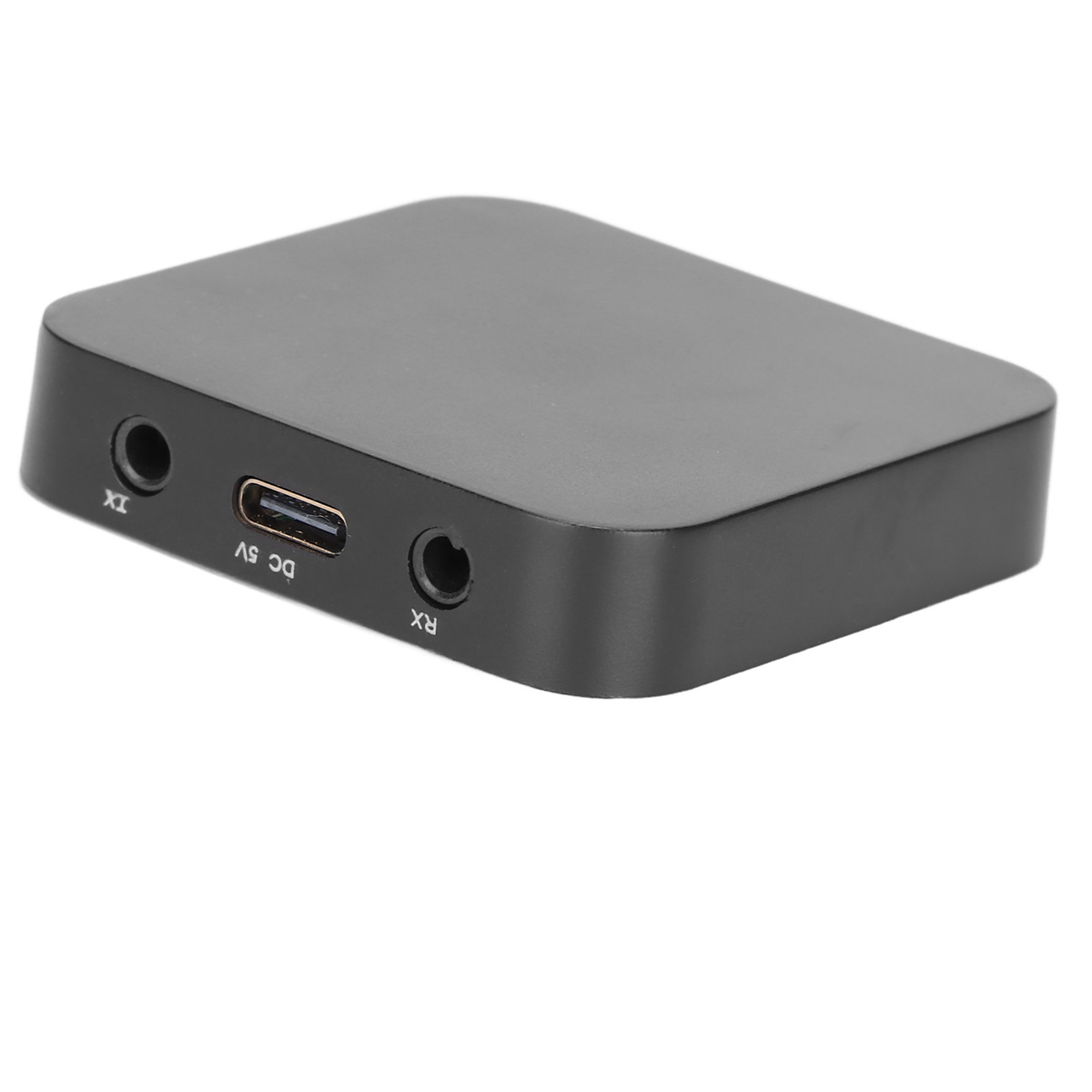Schwarzes Gerät mit Anschlüssen. Es hat einen USB-Anschluss und zwei Audioanschlüsse.