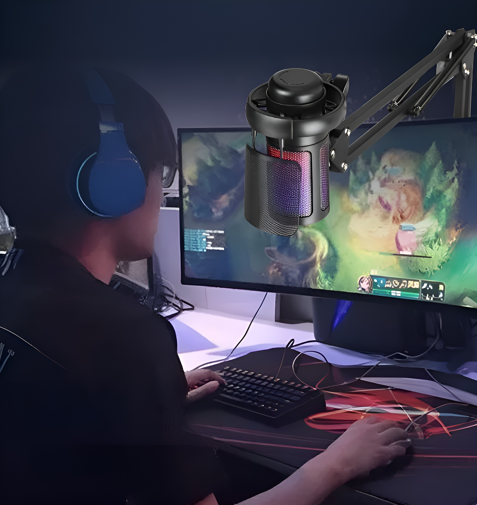 Person mit Kopfhörern, die einen Computer mit Mikrofon benutzt. Das Spiel wird auf dem Monitor angezeigt.
