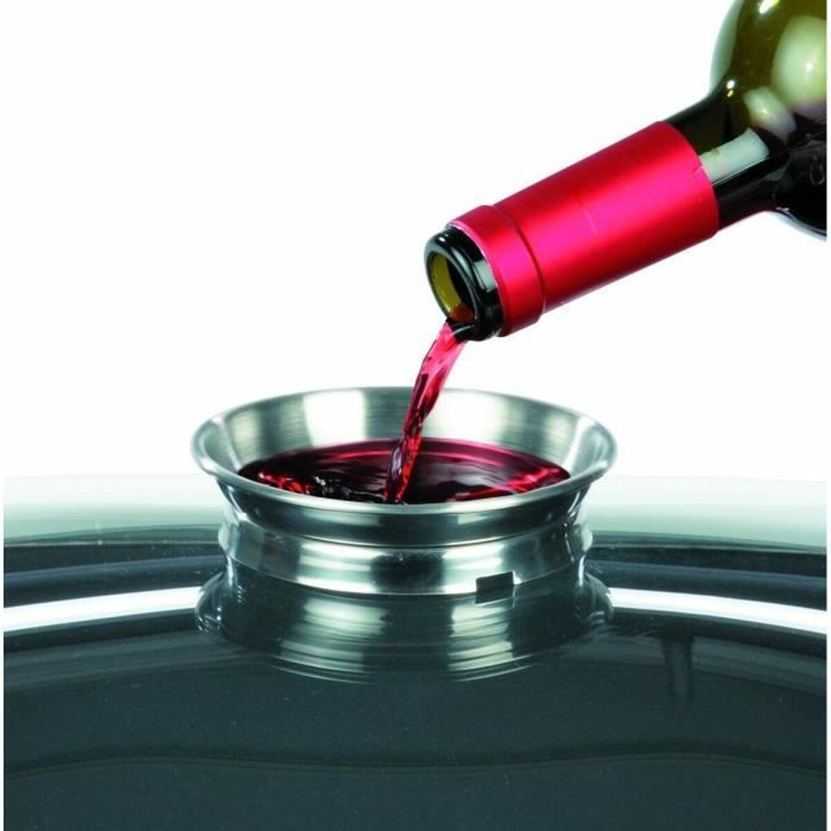 Wein gießt in einen Edelstahl-Belüfter auf einem schwarzen Behälter aus einer rot etikettierten Flasche.