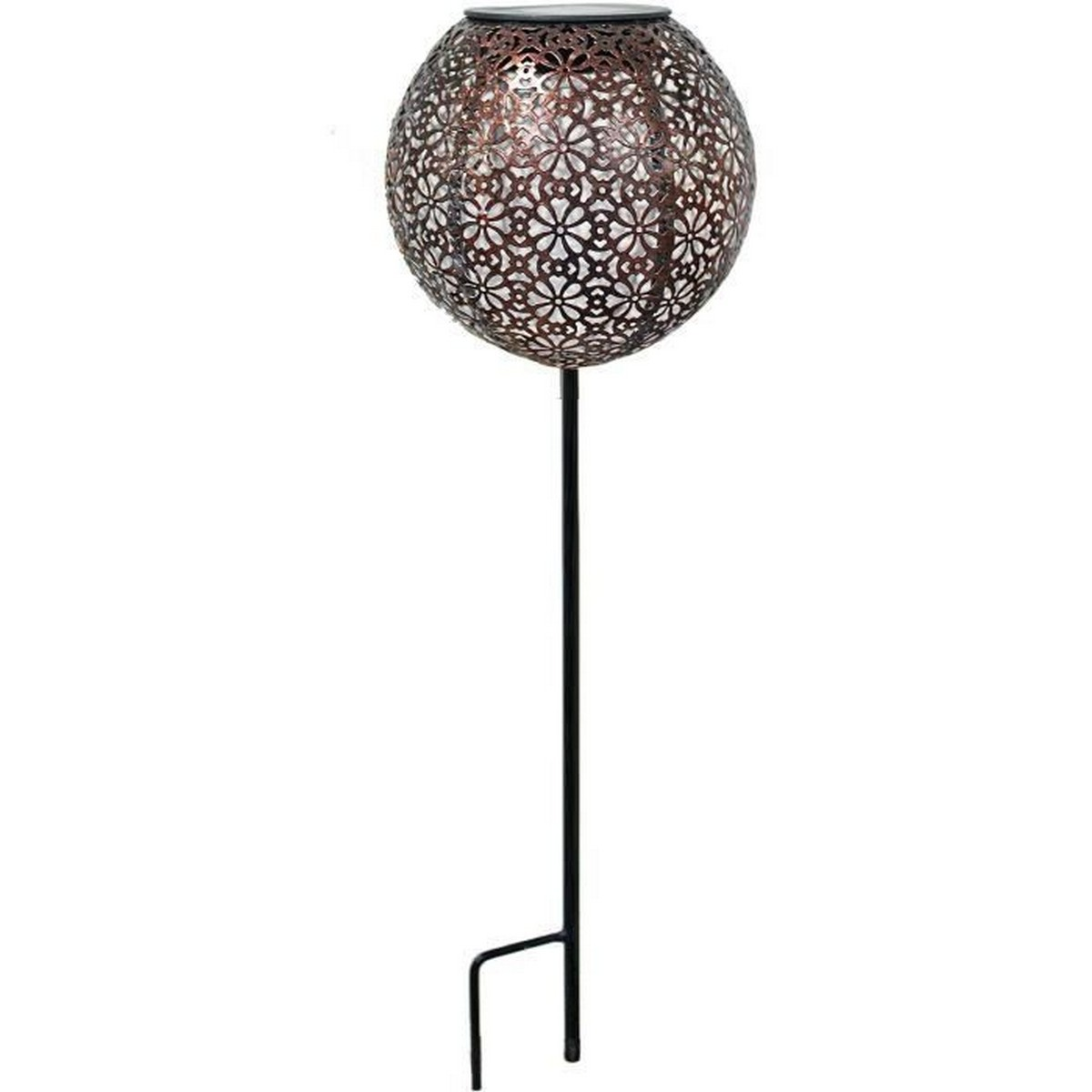 Eine dekorative Gartenleuchte mit kugelförmigem, gemustertem Design an einem schwarzen Pfahl.