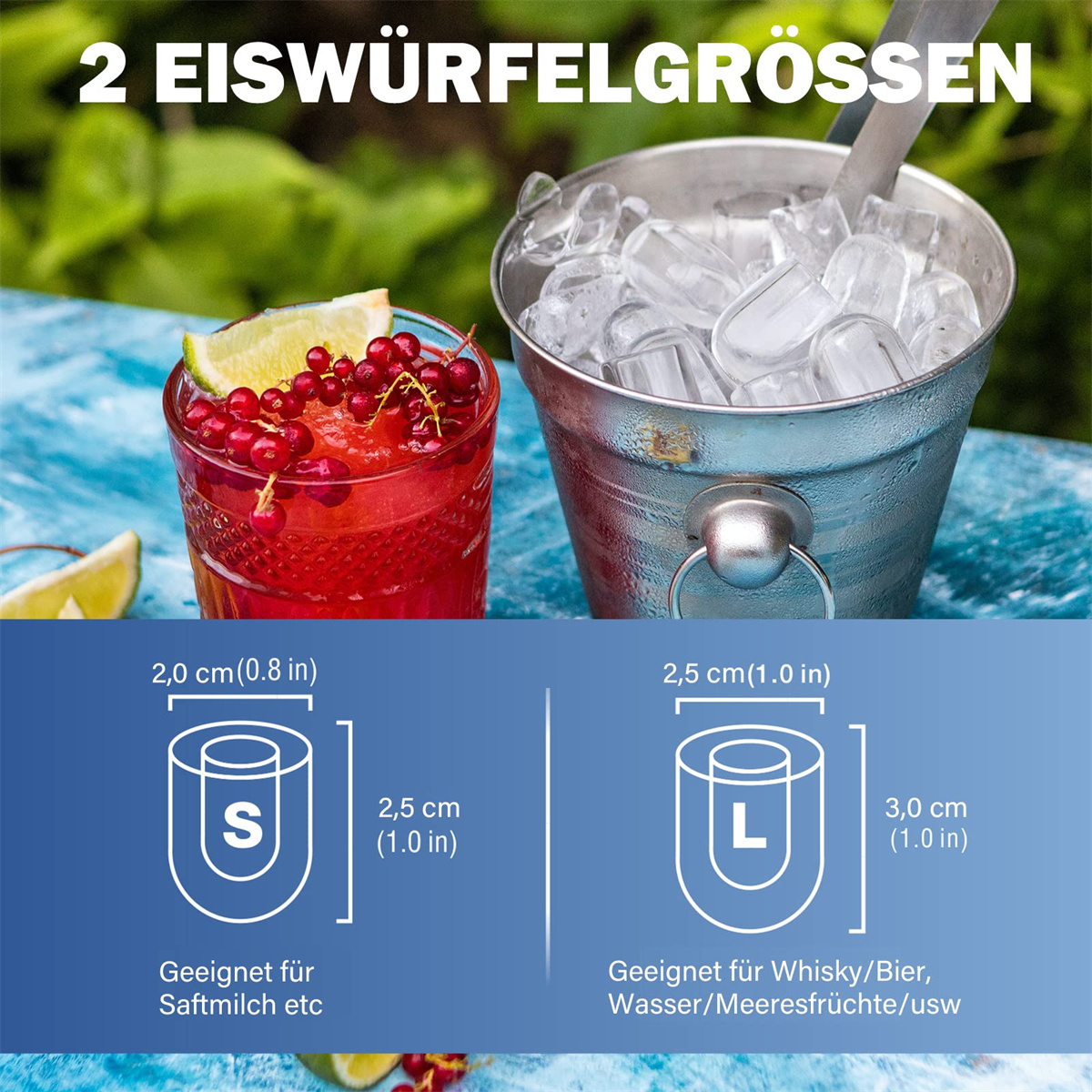 Zwei Gläser mit Eiswürfeln, eines mit Saft und das andere mit Eiswürfeln.