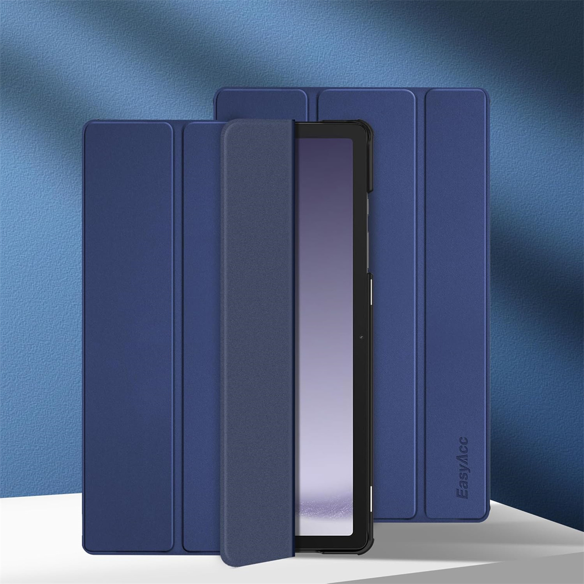 Blaue Tablethülle. Sie ist offen. Blauer Hintergrund.