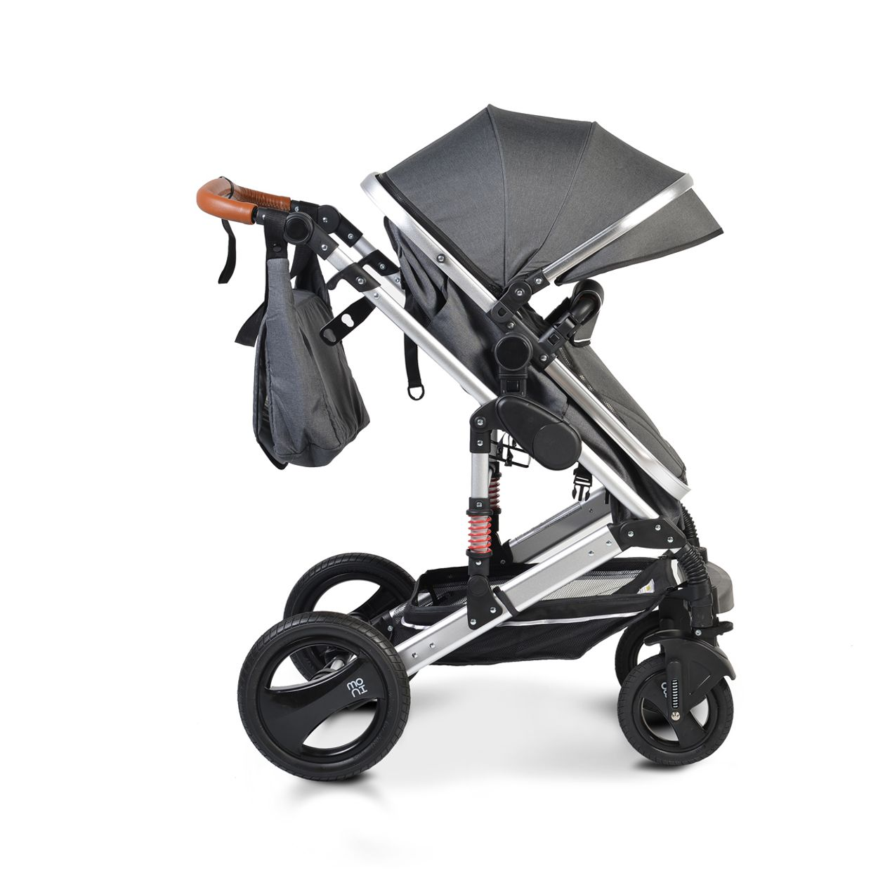 Grau-silberner Kinderwagen mit braunem Griff und grauer Tasche. Weißer Hintergrund.